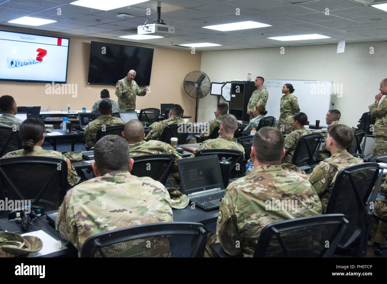 Texas National Guard Commander Counterdrug sottolinea l'importanza di assumere il ruolo di operatore civile di tutto cuore. Illinois Guardia Nazionale operatori civili ha fornito una panoramica approfondita delle operazioni civili a Camp Mabry, Austin, Texas, Giugno 12-14,2018. Foto Stock