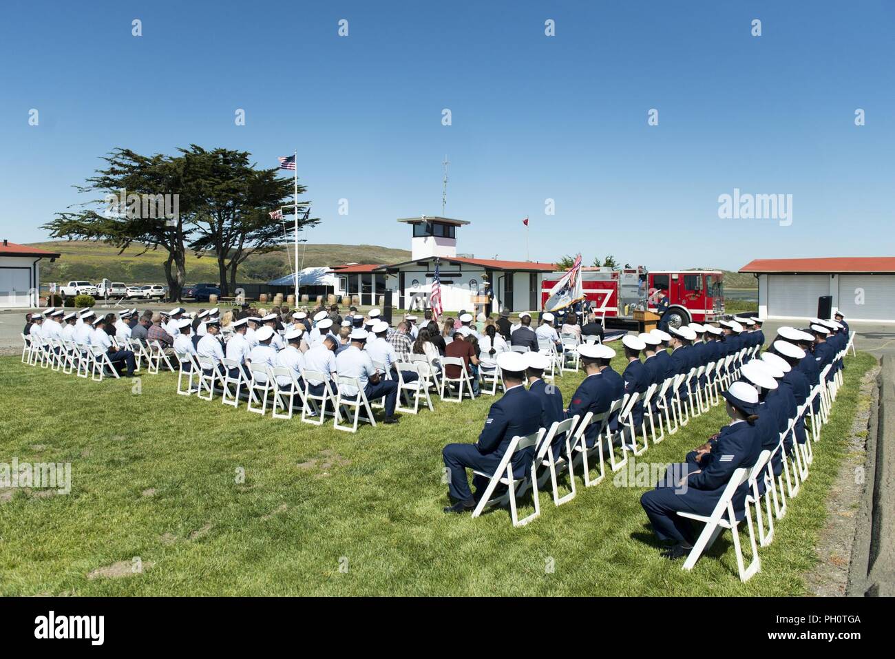 Senior Chief Petty Officer Geremia M. Lupo assume il comando della Stazione della Guardia Costiera Bodega Bay da Senior Chief Petty Officer Scott E. Slade durante un cambiamento di cerimonia di comando, Giugno 21, 2018 in Bodega Bay, California. Stazione Bodega Bay è una delle 20 stazioni di surf nella Guardia Costiera e ha un'area di responsabilità che si estende dalla Sonoma County line a Gualala fiume a sud di Point Reyes. Foto Stock