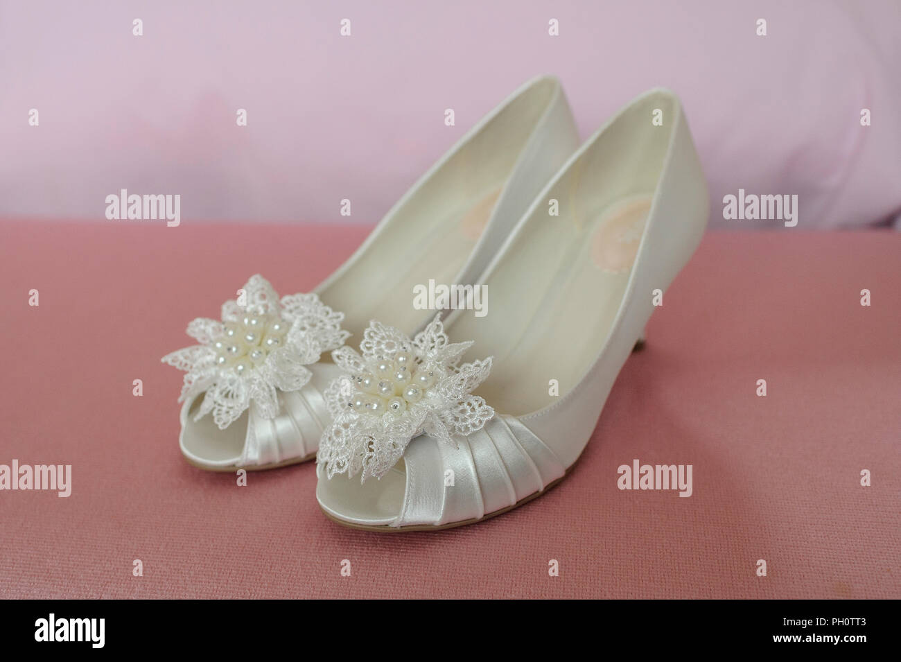 Scarpe da sposa immagini e fotografie stock ad alta risoluzione