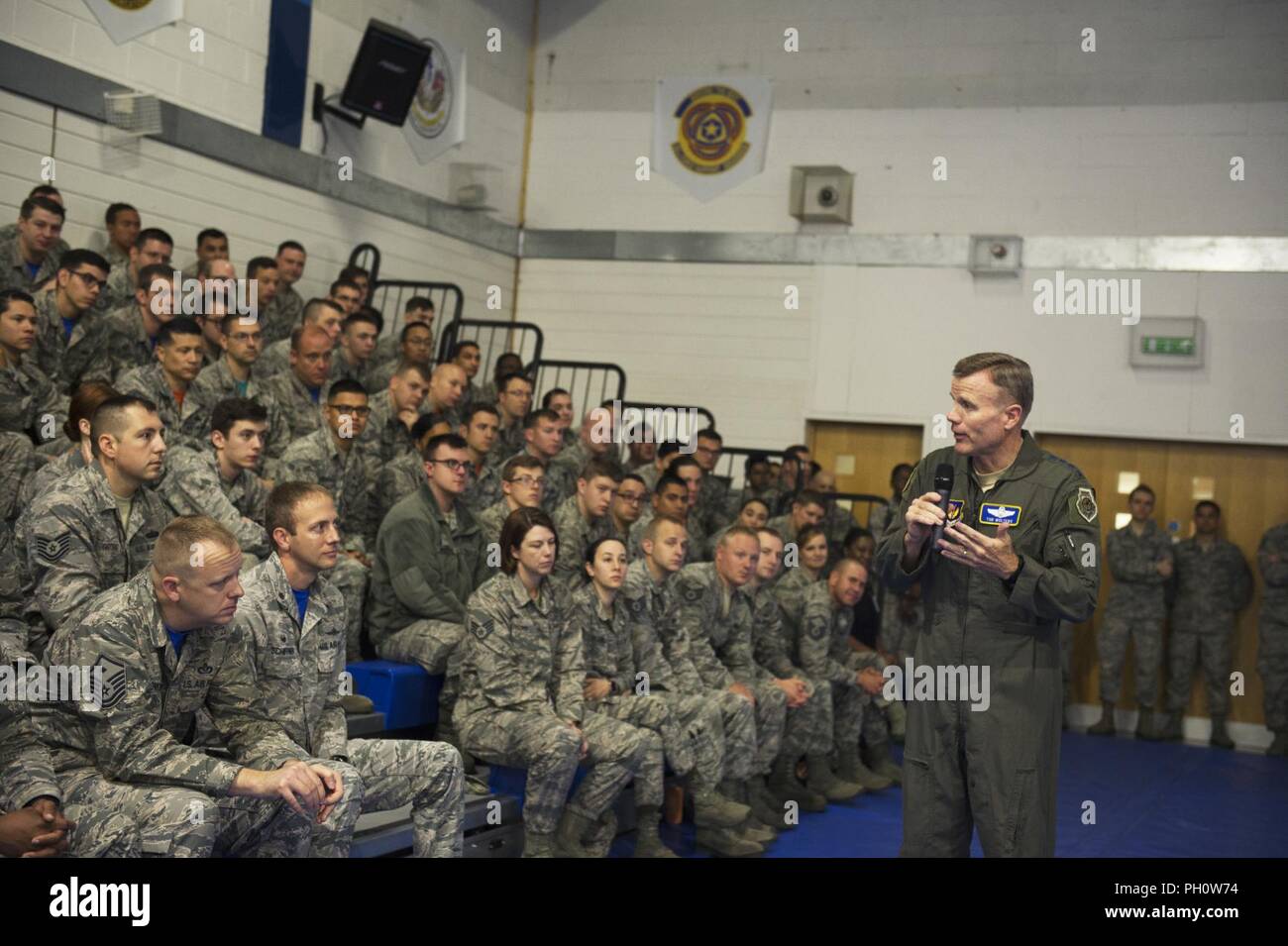 Stati Uniti Air Force Gen. Tod D. Wolters, U.S. Forze aeree in Europa e Forze Aeree Africa commander, colloqui di Ala Liberty aviatori circa l'ala della missione, il valore della famiglia e USAFE-AFAFRICA priorità, at Royal Air Force Lakenheath, Inghilterra, 22 giugno 2018. Wolters ha elogiato la 48th Fighter Wing per condurre la carica nel dimostrare i tre pilastri della resilienza, la reattività e la letalità. Foto Stock