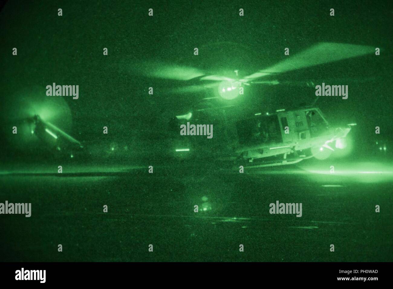 Marines con Marine elicottero leggero squadrone di attacco 775, Marine Aircraft Group 41, quarto aeromobile Marina Wing, terra un UH-1Y Venom dopo la conduzione di operazioni di notte durante la formazione integrata esercizio 4-18 al Marine Corps Air Ground Centro di combattimento ventinove Palms, California, 21 giugno 2018. HMLA-775, noto anche come "Coyote", fornisce il combattimento aereo di supporto di elemento a Marina di Massa aria Task Force 23 durante l'ITX 4-18. Foto Stock