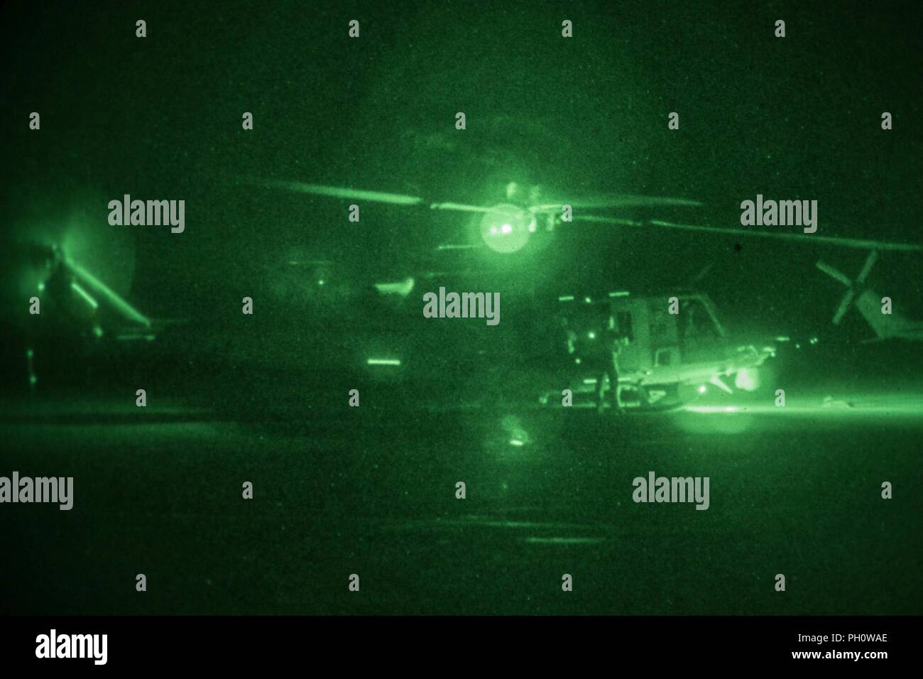 Marines con Marine elicottero leggero squadrone di attacco 775, Marine Aircraft Group 41, quarto aeromobile Marina Wing, sbarcherà a UH-1Y Venom dopo la conduzione di operazioni di notte durante la formazione integrata esercizio 4-18 al Marine Corps Air Ground Centro di combattimento ventinove Palms, California, 21 giugno 2018. HMLA-775, noto anche come "Coyote", fornisce il combattimento aereo di supporto di elemento a Marina di Massa aria Task Force 23 durante l'ITX 4-18. Foto Stock