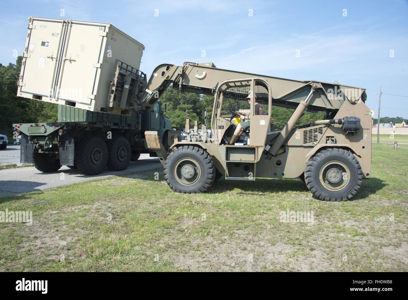 VIRGINIA BEACH, Va. (19 giugno 2018) un marinaio assegnato per l'eliminazione degli ordigni esplosivi supporto Expeditionary Unit (EODESU) 2 si muove un interno unità slingable (ISU) da un rimorchio durante un esercizio di mobilitazione (MOBEX) in preparazione per il potenziale disastro operazioni di risposta. Il MOBEX, tenutasi al giunto di base Expeditionary poco Creek-Fort Storia (JEBLCFS), è volto a formare e valutare le abilità di mobilità per attività future. EODGRU 2 ha la sua sede centrale a JEBLCFS e supervisiona le immersioni Mobile e unità di soccorso (MDSU) 2 e tutti costa orientale basato EOD unità mobili. Foto Stock