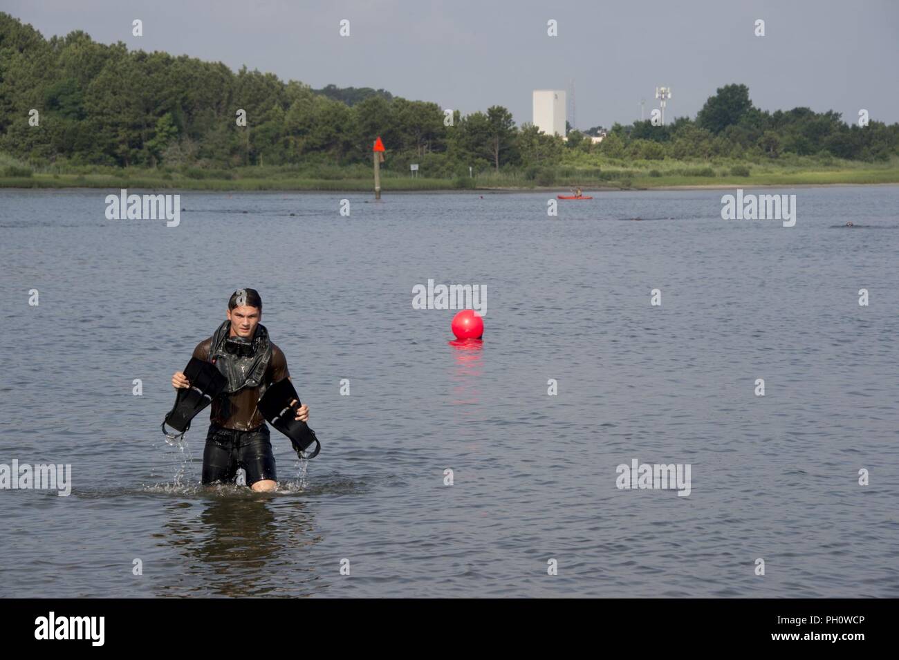 VIRGINIA BEACH, Va. (20 giugno 2018) il guardiamarina 1a classe Riley Brosnan, U.S. Accademia navale guardiamarina, esce dall'acqua a seguito di una baia nuotare come parte di un'eliminazione degli ordigni esplosivi estate crociere a EODGRU sede 2 sul giunto di base Expeditionary Little Creek. L'EOD estate crociere è utilizzato per identificare potenziali EOD ufficiali dalla base navale di riserva per la formazione di ufficiali Corps e Stati Uniti Naval Academy prima della loro senior year. Foto Stock
