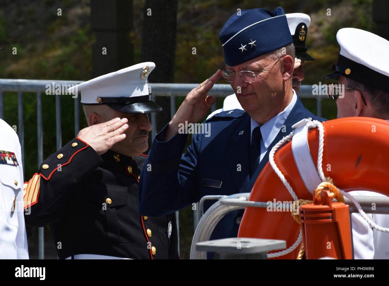 New York Air National Guard Il Mag. Gen. Anthony tedesco, il supplementare generale del N.Y. La Guardia nazionale, arriva in corrispondenza della variazione del comando cerimonia del N.Y. Milizia navale, Schodack Island State Park, N.Y., 22 giugno 2018. Il comando della milizia navale era stato trasferito dal capitano Ten Eyck Powell al capitano Timothy Zakriski. (New York Army National Guard Foto Stock