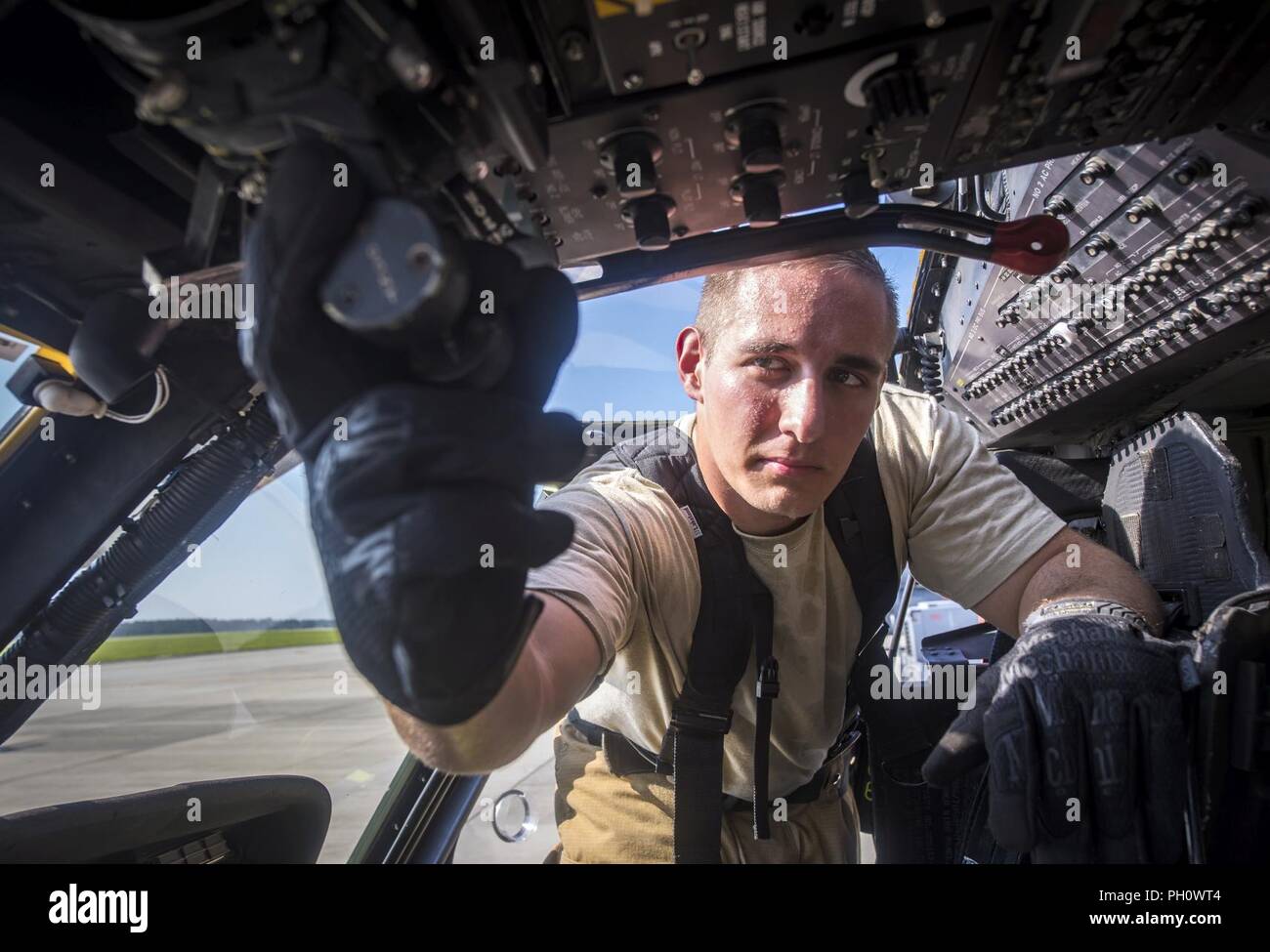 Il personale Sgt. Matteo Montville, 23d' ingegnere civile Squadron (CES) pompiere, tira indietro la valvola a farfalla di un HH-60G Pave Hawk a conclusione di un salvataggio simulato lo scenario di addestramento, Giugno 19, 2018 a Moody Air Force Base, Ga. 23d CES vigili del fuoco ha condotto la formazione per valutare la loro conoscenza generale e preparazione di come spegnere correttamente e il salvataggio di membri dell'equipaggio provenienti da un HH-60. Foto Stock