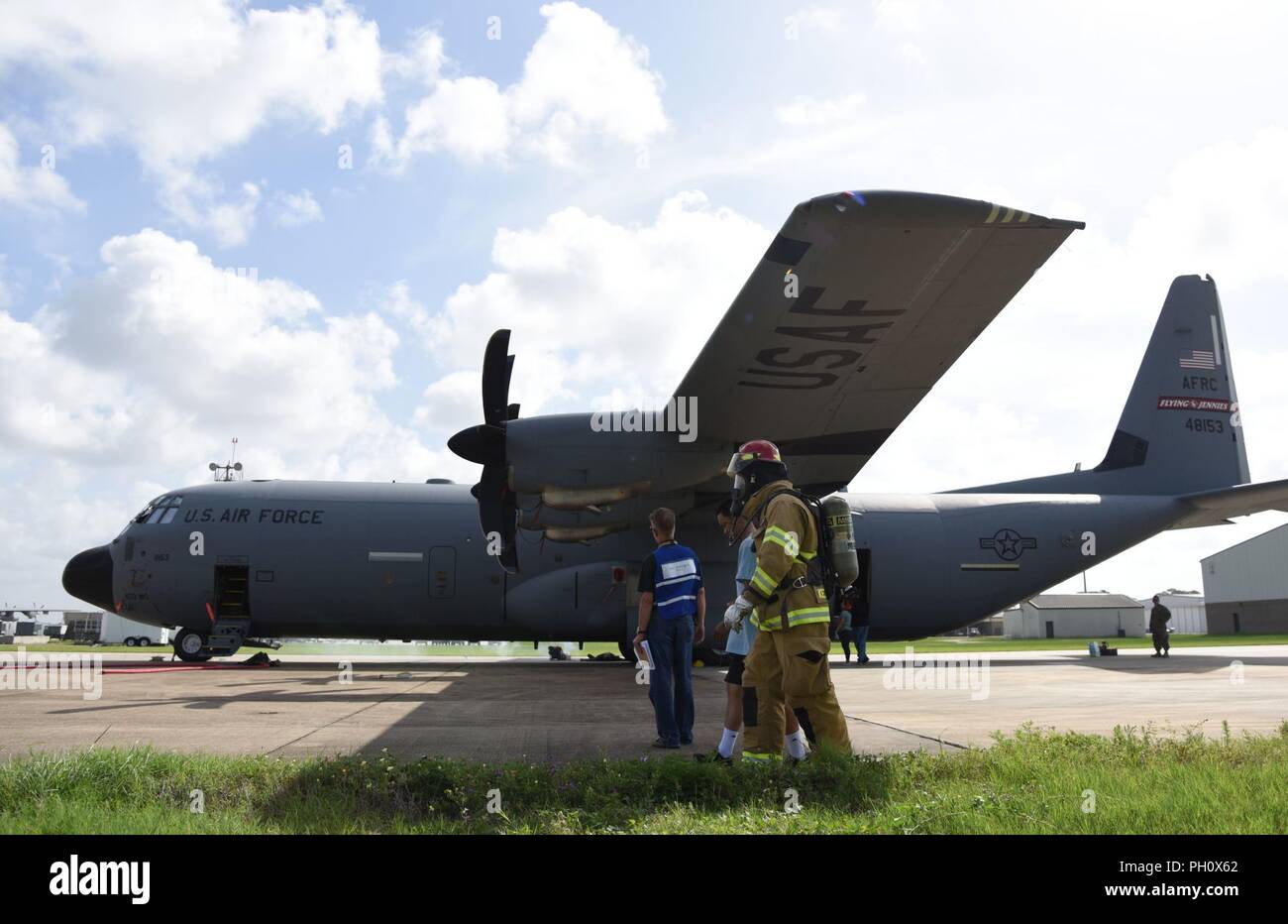 Vigili del Fuoco Keesler assistere "vittime" per la zona di triage per trattamento medico durante un incidente rilevante esercizio di risposta sulla linea di volo a Keesler Air Force Base, Mississippi, 21 giugno 2018. Lo scenario dell'esercitazione simulata una C-130J Super Hercules in volo di emergency causando un incidente aereo che ha provocato un incidente di massa risposta evento. Questo esercizio testato la base della capacità di reagire in una situazione di crisi. Foto Stock