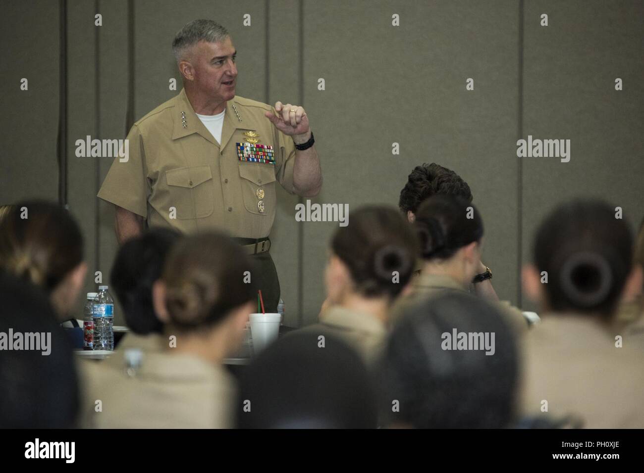 L'Assistente Comandante del Marine Corps gen. Glenn M. Walters parla durante il 2018 giunto sulla leadership femminile Symposium (JWLS), San Diego, California, 22 giugno 2018. JWLS è il più grande raduno annuale di donne in uniforme in tutta la nazione ospitato dal mare di Service e Leadership di associazione, ed è dedicato a fornire preemient lo sviluppo professionale di eventi per le donne che serve nel dipartimento della difesa e della Guardia Costiera. Foto Stock