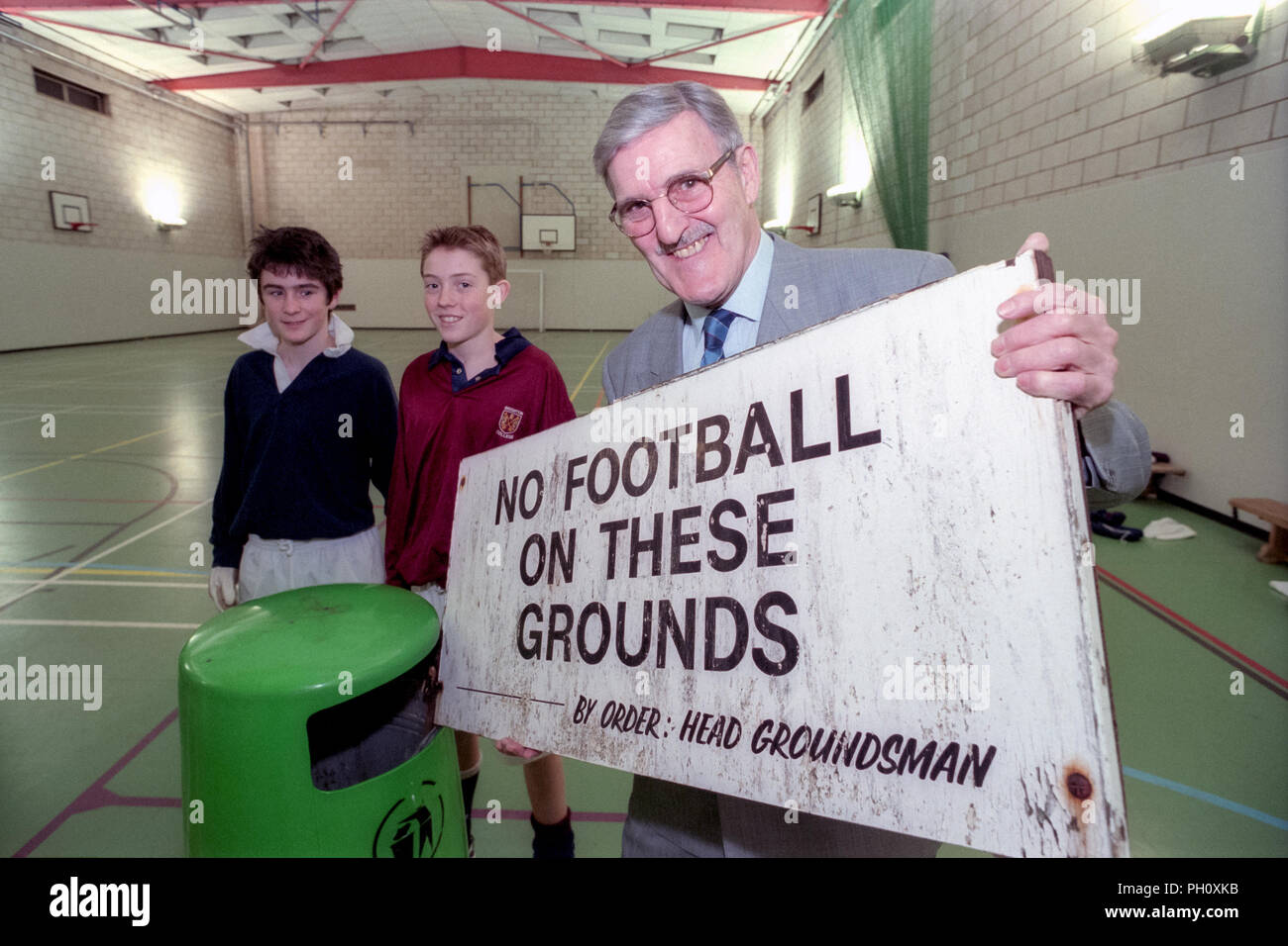 La reintroduzione del calcio come uno sport a Brighton College, con Jimmy Hill Foto Stock