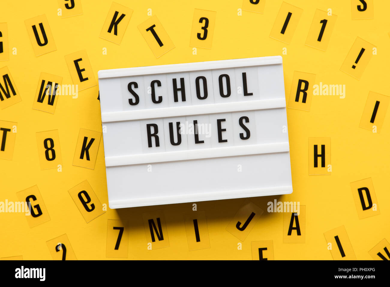 Regolamento Scuola lightbox messaggio su un brillante sfondo giallo Foto Stock