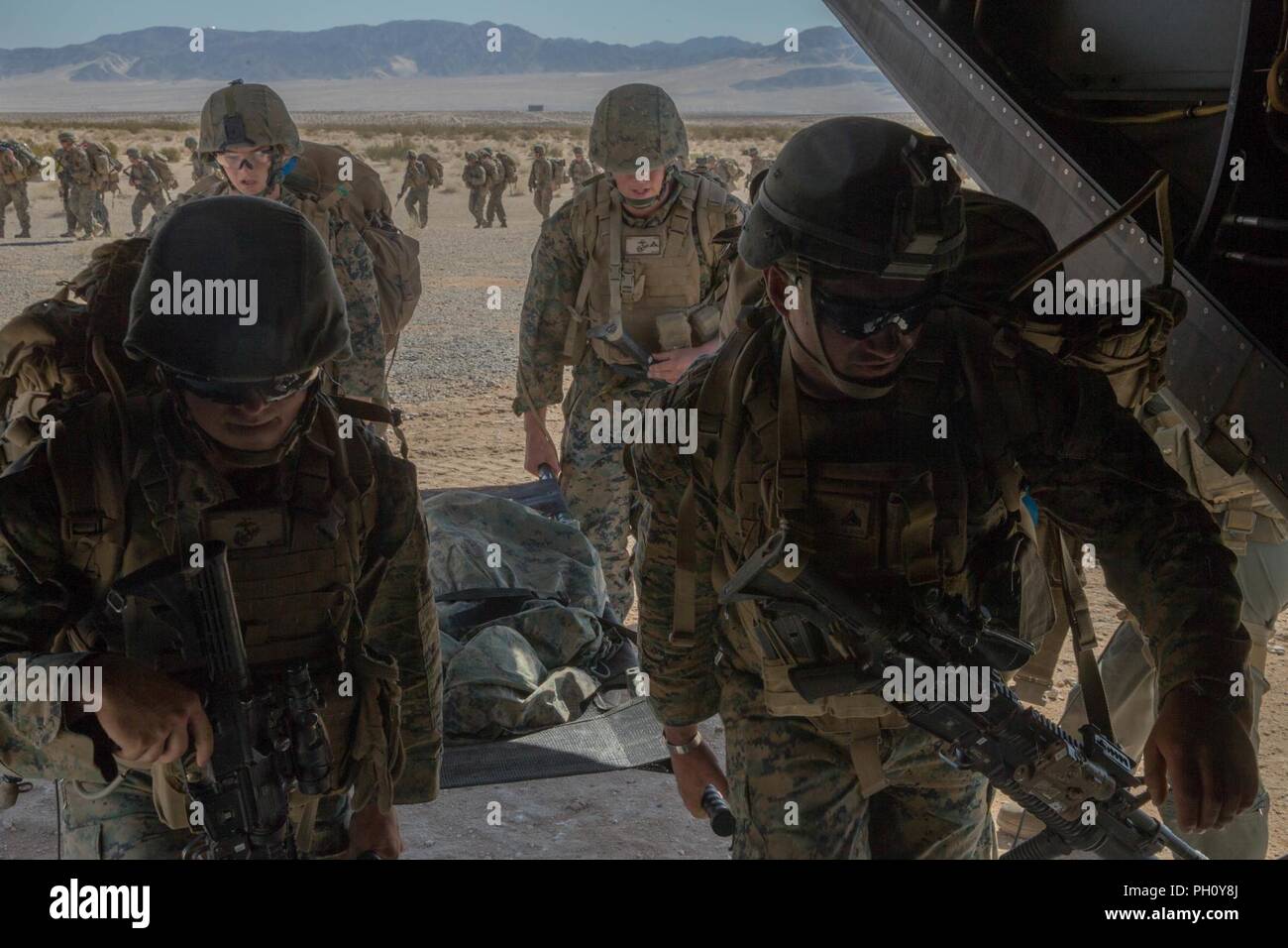 Marines con armi Company, 1° Battaglione, XXV Reggimento Marini, 4° Divisione Marine, intraprendere una MV-22B Osprey, durante la formazione integrata esercizio 4-18, al Marine Corps Air Ground Centro di combattimento ventinove Palms, California, 23 giugno 2018. VMM-764, noto come "Moonlight", è basata al di fuori del Marine Corps Air Station Miramar e purché il combattimento aereo di supporto di elemento a Marina di Massa aria Task Force 23 durante l'ITX 4-18. Foto Stock