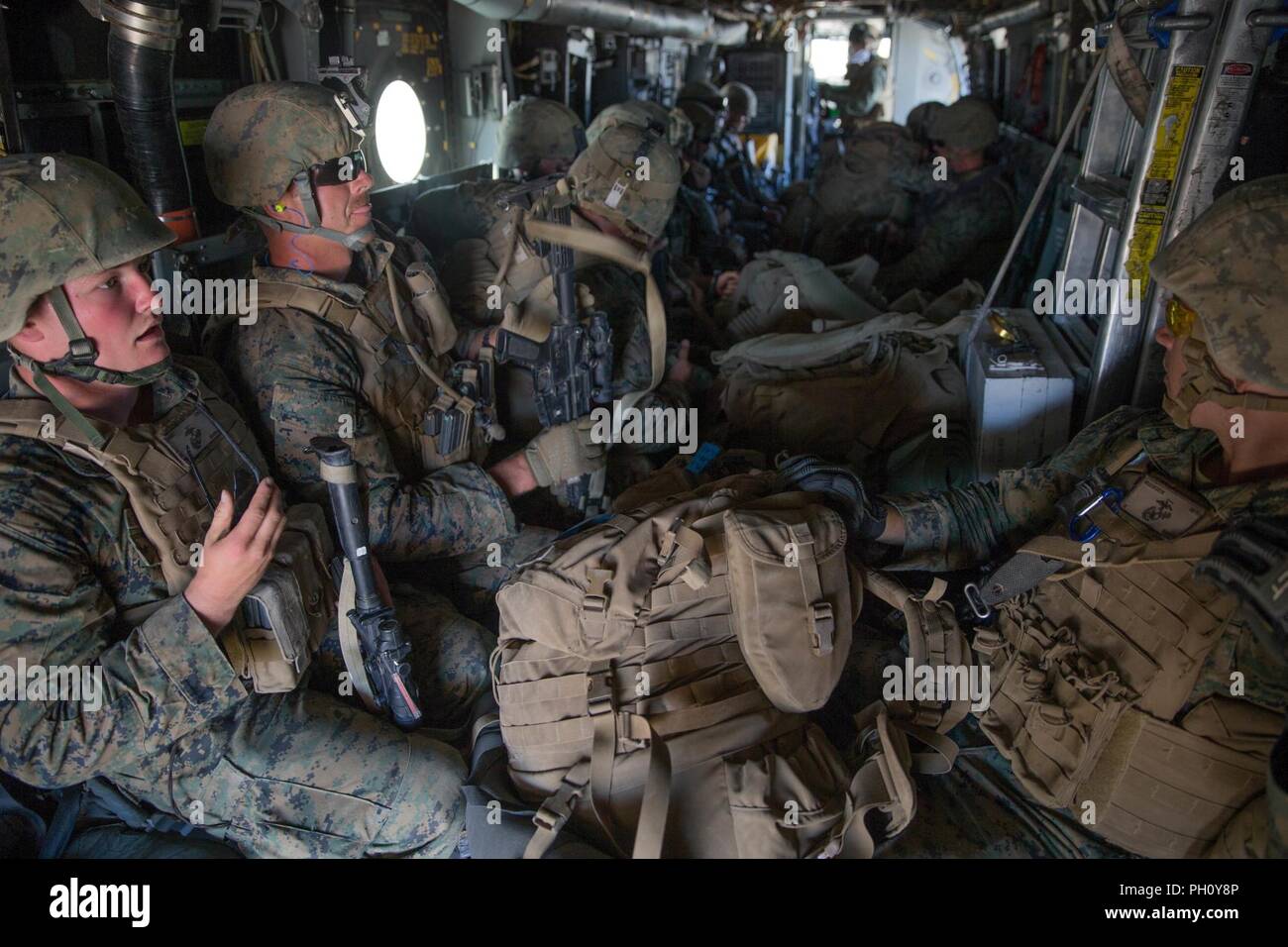 Marines con armi Company, 1° Battaglione, XXV Reggimento Marini, 4° Divisione Marine, volare in un MV-22B Osprey per un inserto di aria durante la formazione integrata esercizio 4-18 al Marine Corps Air Ground Centro di combattimento ventinove Palms, California, 23 giugno 2018. VMM-764, noto come "Moonlight", è basata al di fuori del Marine Corps Air Station Miramar e purché il combattimento aereo di supporto di elemento a Marina di Massa aria Task Force 23 durante l'ITX 4-18. Foto Stock