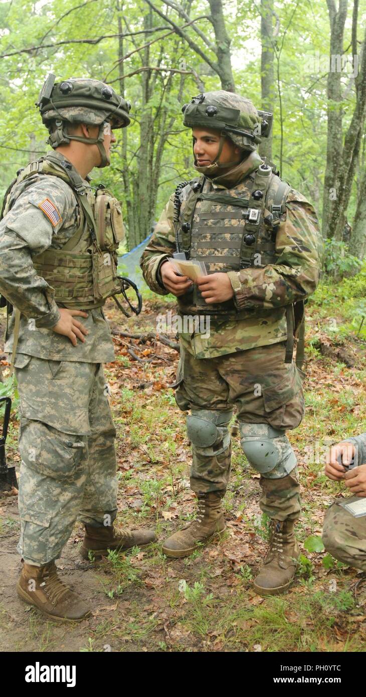 2a. Lt. Christopher Daniel (sinistra), un comandante di plotone con l'Ingegnere 811th società fuori di Amanda, Ohio, insegna Pvt. Albert Hernandez (a destra), un radiotelefono operatore nell'Ingegnere 811th Company, come costruire una tabella di sabbia durante una formazione mobilità 23 Giugno presso il Camp Temolo manovra comune centro di addestramento di temoli, Mich Lo scopo di questa formazione è quello di concentrarsi sul contatore-mobilità e la mobilità che include il superamento degli ostacoli mentre si sposta in avanti e ritirandosi. (Ohio Army National Guard Foto Stock