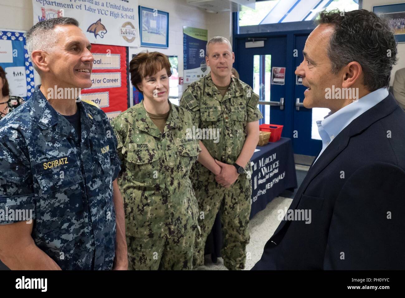 Kentucky Gov. Matt Bevin (destra) parla con gli Stati Uniti Navy Cmdr. Walter Schratz, un dentista da Expeditionary struttura medica Bethesda in Maryland, durante un tour della sanità ambulatorio di Lee County High School in Beattyville, Ky., 23 giugno 2018. La clinica è uno dei quattro che comprendono il funzionamento Bobcat, a dieci giorni di missione di fornire militari delle truppe medici con formazione cruciale nelle operazioni sul campo e logistica offrendo nessun costo di assistenza sanitaria per gli abitanti dell est del Kentucky. Le cliniche, che funzionerà da giugno 15-24, offrono non emergenti di cure mediche; sports physicals; pulizie dentali Foto Stock