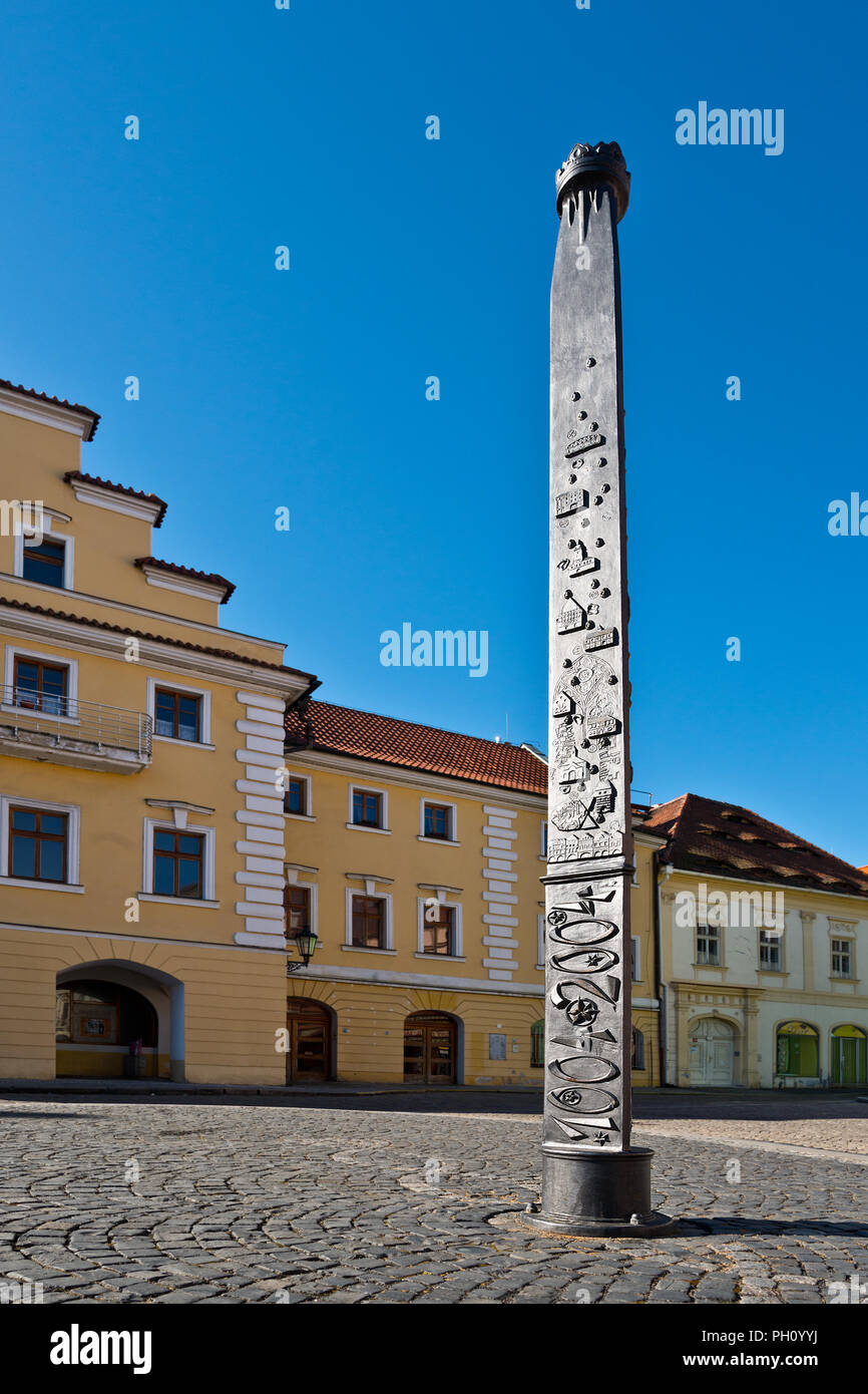 ZATEC, Repubblica Ceca - 8 Maggio 2018: colonna del millennio in Zatec città. Repubblica ceca. Foto Stock