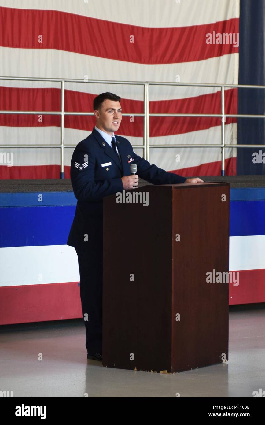 Stati Uniti Air Force Senior Airman Cory Moheit, ventesimo Manutenzione componenti squadrone della guerra elettronica membro del team, parla ai suoi fratelli memorial presso Shaw Air Force Base, S.C., 20 giugno 2018. Trevor Moheit, chi era ventesimo le attrezzature di manutenzione aeromobili squadrone manutenzione strutturale, recentemente scomparso durante un incidente di auto e un memorial è stato tenuto in ricordo della sua vita e del suo popolo ha influenzato. Foto Stock