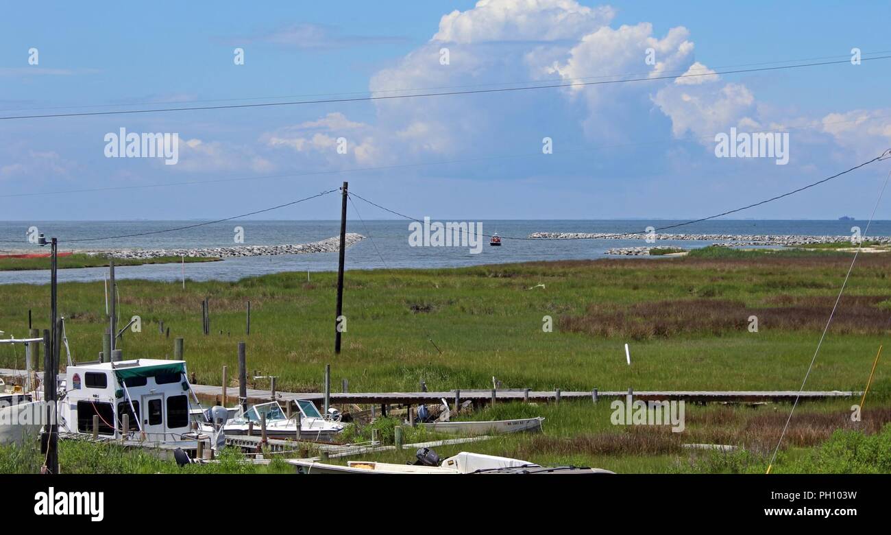 Dual banchine e la pedana di pietra come parte dell'U.S. Esercito di ingegneri di navigazione progetto di miglioramento a Rodi il punto sulla isola di Smith, Maryland, 21 giugno 2018. I pontili sono stati completati nel giugno 2018 e impedire shoaling nel canale e ridurre la continua necessità di dragaggio. La costruzione di una pedana in pietra è stata inoltre completata lungo 850 piedi di erosione costiera a sud della bocca di ovini Pen Gut per evitare ulteriore erosione e contenere il materiale dragato come parte del progetto. Foto Stock