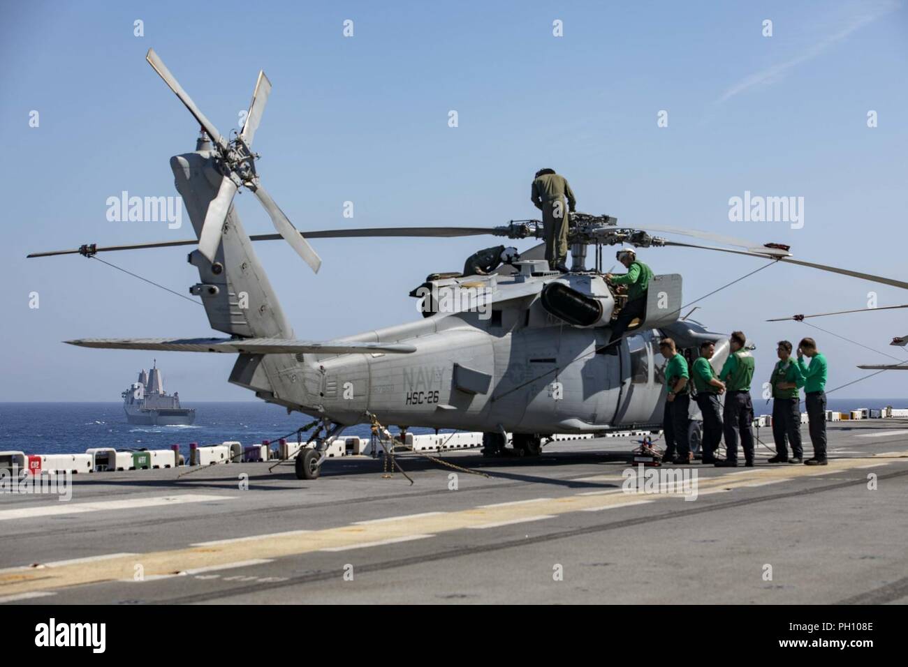 Oceano atlantico (24 giugno 2018) i marinai a bordo del Wasp-classe assalto anfibio nave USS Kearsarge (LHD 3) Eseguire la pre-controlli di volo su un MH-60S Seahawk elicottero. La Kearsarge Amphibious Ready Group sta completando la marina della prima costa orientale superficie Warfare Advanced Tactical Training (SWATT) esercizio. SWATT è guidato dalla superficie navale e il mio combattimento Centro di sviluppo ed è progettato per aumentare la competenza combattimento, letalità, e l'interoperabilità delle unità partecipanti. Foto Stock