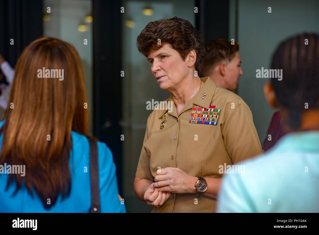 Il Maggiore Generale Lori Reynolds, comandante del Marine Corps le forze di comando del cyberspazio, parla con un compagno di partecipante a donne di America's 'Salute per i Marines' reception in San Diego il 21 giugno 2018. Il ricevimento è stato organizzato come parte di annuali congiunte sulla leadership femminile simposio, il più grande raduno di donne membri di servizio nel paese. Foto Stock