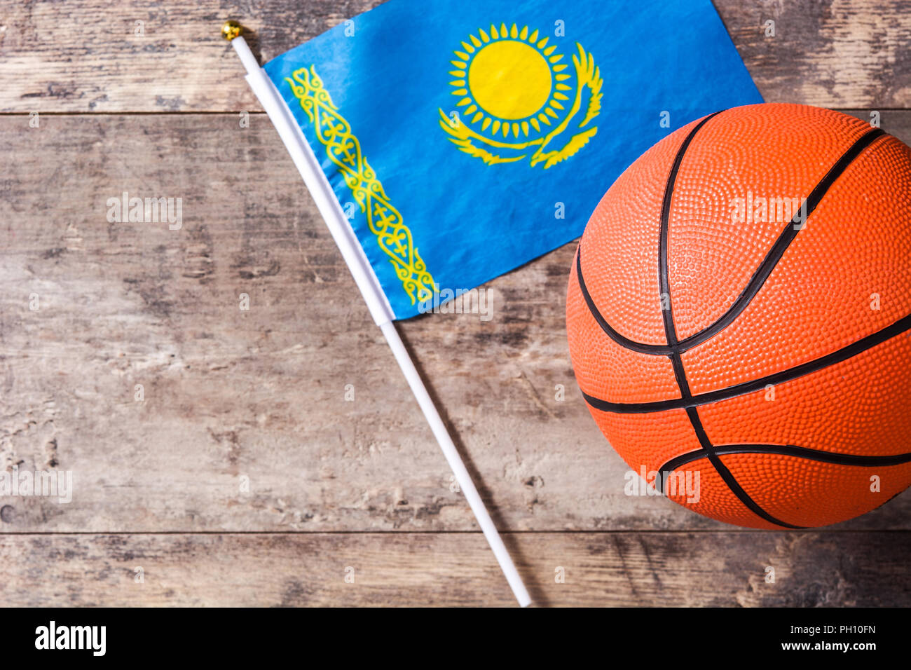 Bandiera kazaka e la pallacanestro su un tavolo di legno. Foto Stock