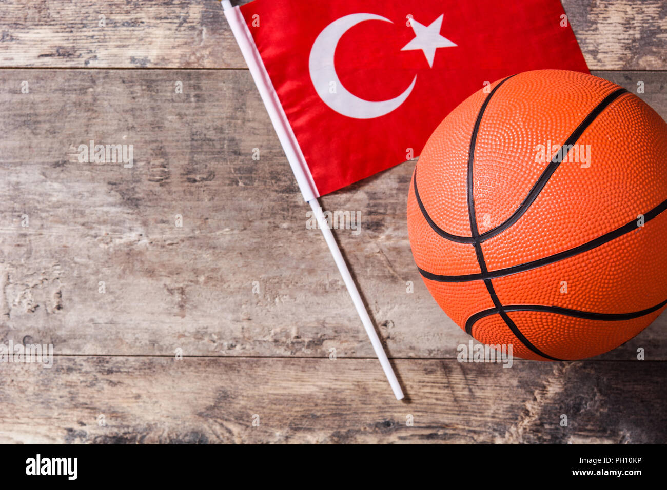 La pallacanestro e Bandiera della Turchia sul tavolo di legno. Vista superiore.Copyspace Foto Stock