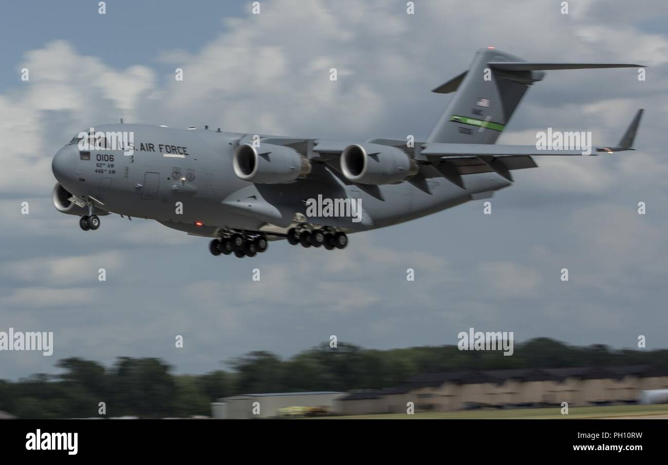 Una C-17 Globemaster III CONSEGNA Istituto di medicina aeronautica attrezzature di evacuazione da McChord Air Force Base di Washington, terre, Giugno 20, 2018 a Scott Air Force Base, Illinois. Avieri con il 375 disponibilità logistica Squadron erano responsabili per lo scarico delle apparecchiature. "Io vado a spiegare alla gente che siamo come un mini Amazon o di FedEx," ha detto Lt. Col. Kazimir Kostrubala, 375 LRS commander. "I nostri aviatori sono l'elaborazione oltre 200 articoli al giorno". Foto Stock