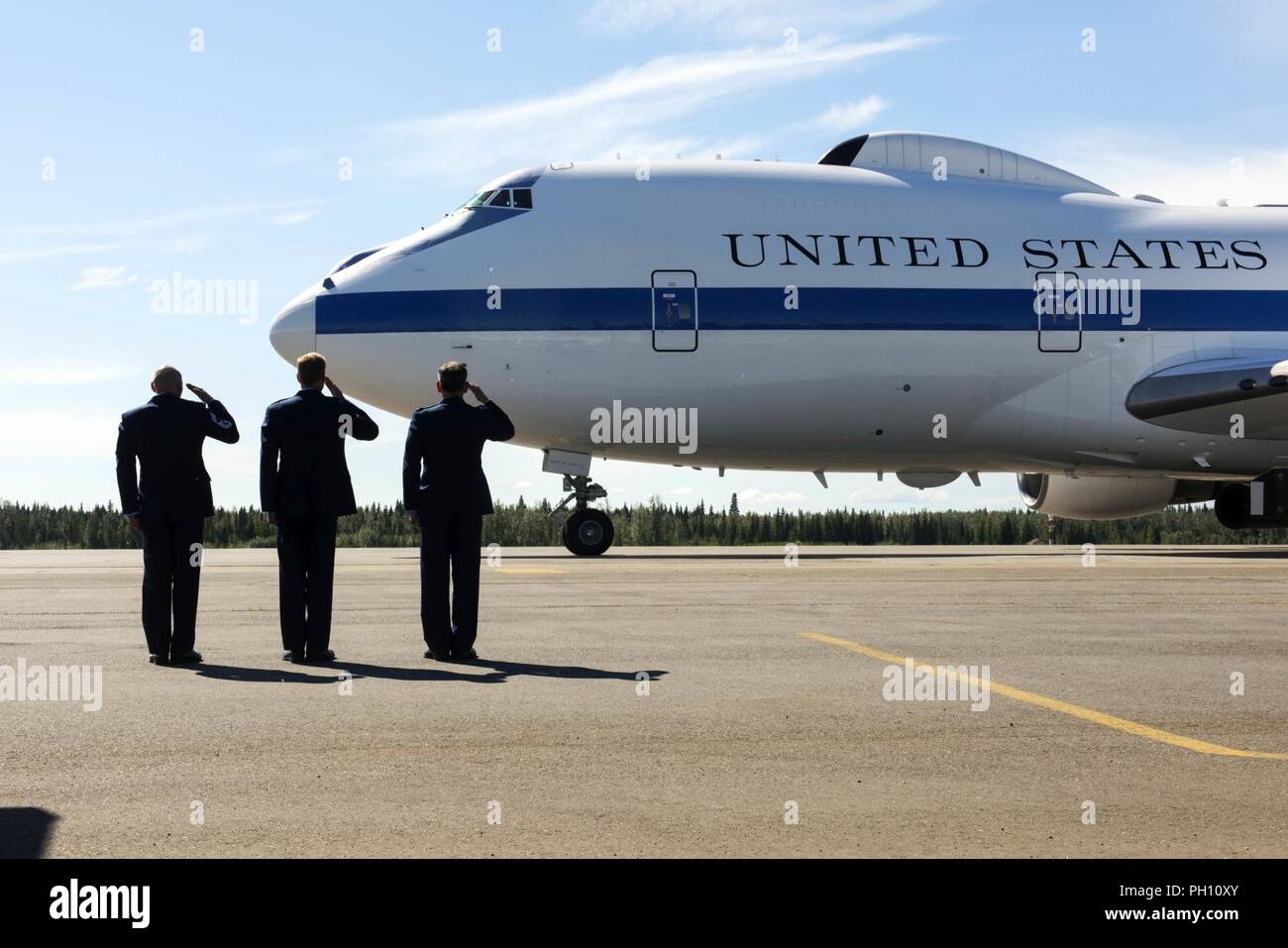 Lt. Gen. Kenneth Wilsbach, xi Air Force commander, Col. David Mineau, 354Fighter Wing Commander, e Chief Master Sgt. Gene Kapuchuck, interim 354FW il comando Capo Comandante Sergente, salutate come il Segretario della Difesa aereo taxi sulla linea di volo il 24 giugno 2018 a Eielson Air Force Base in Alaska. Il Segretario della Difesa James N. Mattis' viaggio attraverso l'Indo-Pacifico regione prevede tappe in Cina, Corea del Sud e Giappone. Foto Stock