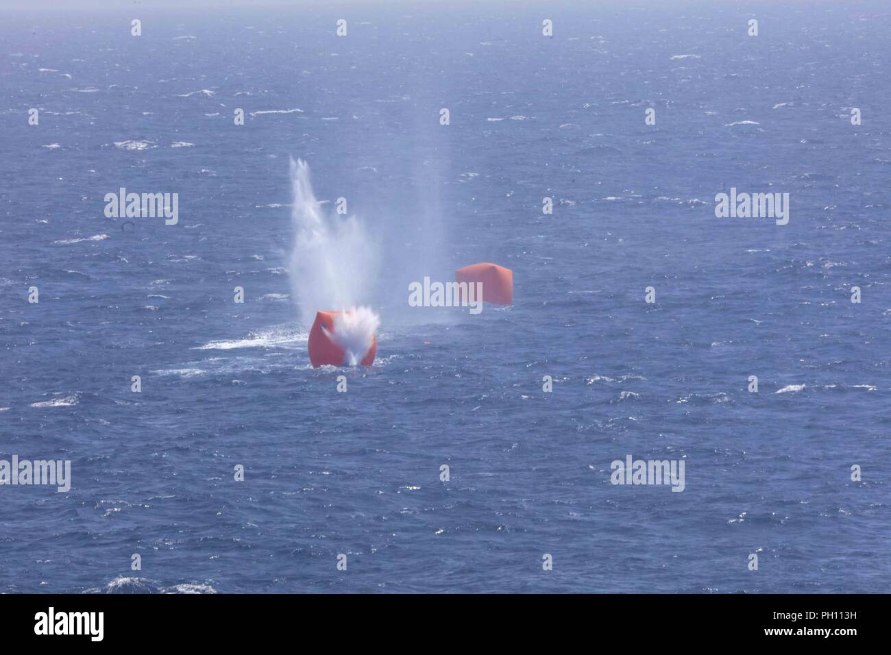 (Oceano Atlantico) bersagli superficiali sono impegnati dal San Antonio-classe di trasporto anfibio dock nave USS Arlington (LPD 24) durante un live armi da fuoco esercizio. Anfibio Kearsarge pronto gruppo (ARG) sta completando la marina della prima costa Est superficie ARG Warfare anfibio addestramento tattico (SWATT) esercizio. SWATT è guidato dalla superficie navale e il mio combattimento Centro di sviluppo (SMWDC) ed è progettato per aumentare la competenza combattimento, letalità e interoperabilità delle unità partecipanti. Foto Stock