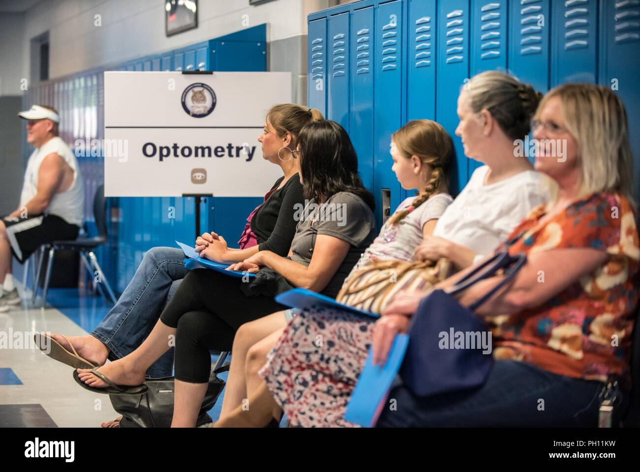 Area di attesa residenti per optometria esami in un health-care clinic essendo azionato dall'aria Guardia Nazionale e DEGLI STATI UNITI Navy Reserve a Estill County High School di Irvin, Ky., 21 giugno 2018. La clinica è uno dei quattro che comprendeva il funzionamento Bobcat, a dieci giorni di missione di fornire militari delle truppe medici con formazione cruciale nelle operazioni sul campo e logistica offrendo nessun costo di assistenza sanitaria per gli abitanti dell est del Kentucky. Le cliniche, che azionata da giugno 15-24, offerti non emergenti di cure mediche; sports physicals; pulizie dentali, riempimenti e le estrazioni; gli esami oculistici e nessun costo di prescripti Foto Stock