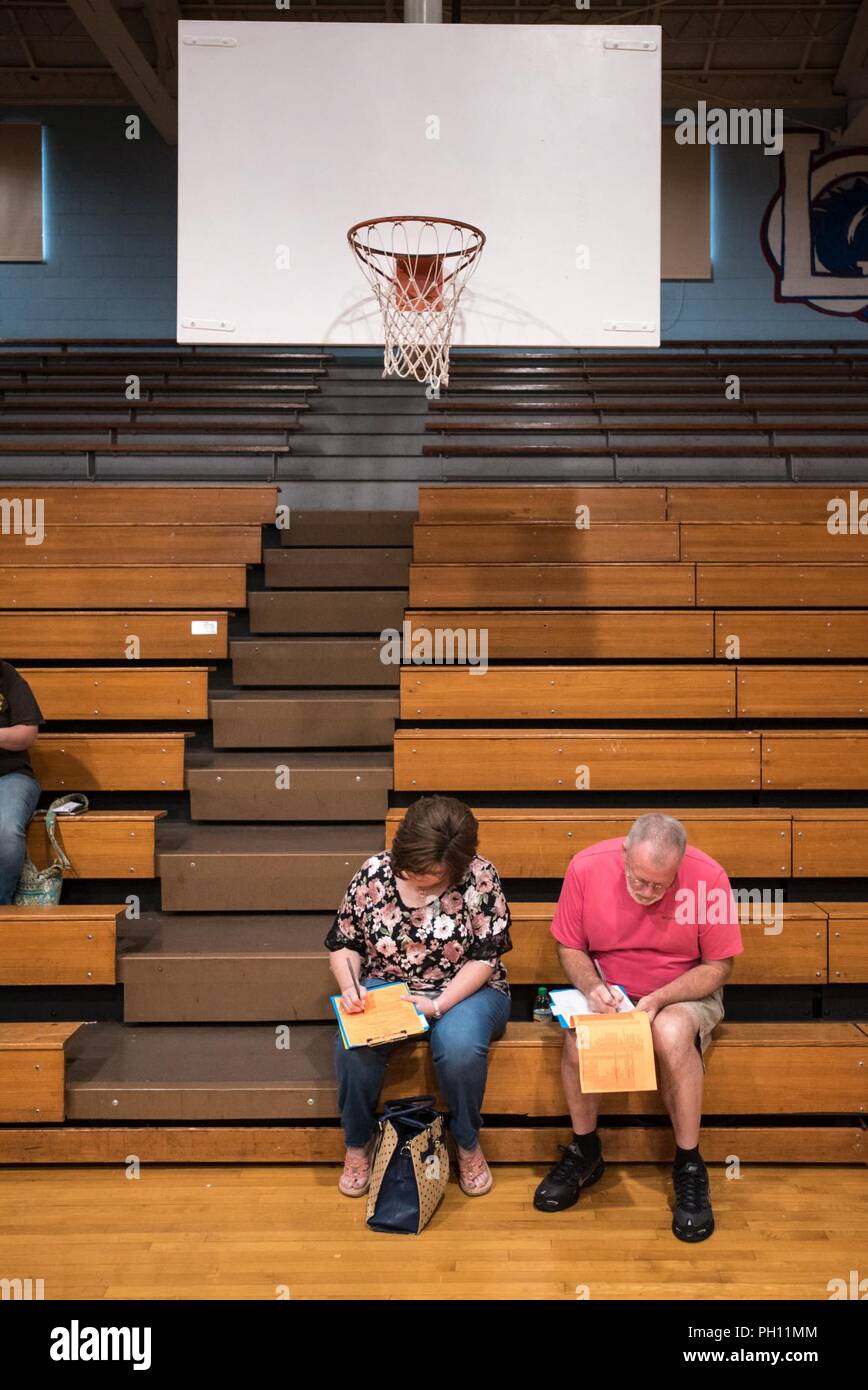 Area di riempimento residenti la nostra salute storia forme a Lee County High School in Beattyville, Ky., 21 giugno 2018, prima di ricevere il trattamento presso una clinica essendo azionato dall'aria Guardia Nazionale e DEGLI STATI UNITI Navy Reserve Giugno 20, 2018. La clinica è uno dei quattro che comprendeva il funzionamento Bobcat, a dieci giorni di missione di fornire militari delle truppe medici con formazione cruciale nelle operazioni sul campo e logistica offrendo nessun costo di assistenza sanitaria per gli abitanti dell est del Kentucky. Le cliniche, verrà azionato da giugno 15-24, offerti non emergenti di cure mediche; sports physicals; pulizie dentali, riempimenti e extrac Foto Stock
