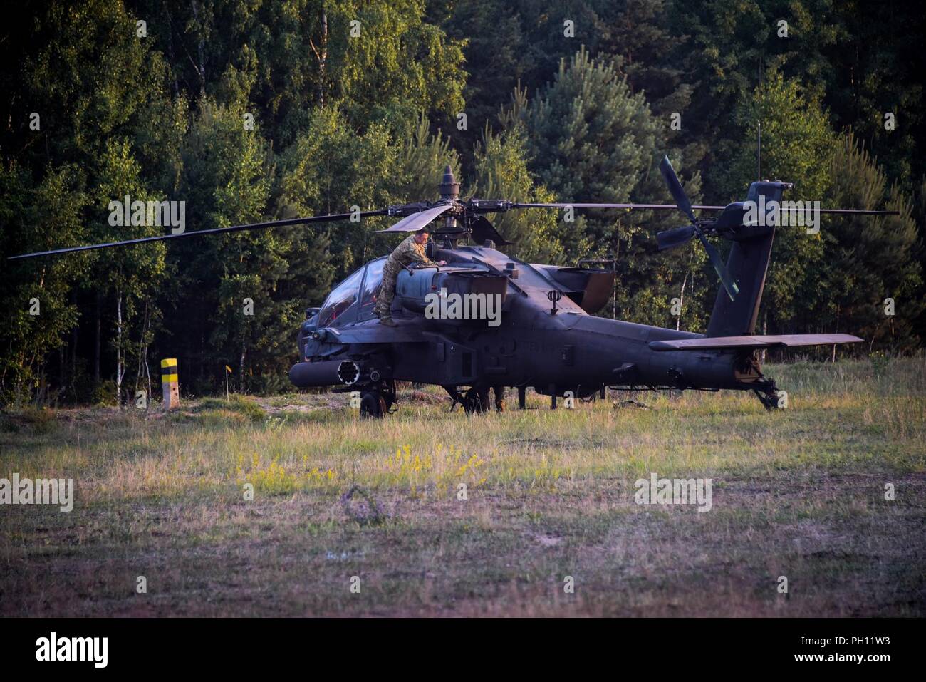 Stati Uniti Soldati con il dodicesimo combattere la Brigata aerea (12 Cabina) preparare il AH-64 Apache e CH-47 elicotteri Chinook per il decollo da Zagan area formazione, Zagan, Polonia, 21 giugno 2018. La cabina 12 ha completato la Saber Strike 2018 esercizi ed è sulla strada del ritorno negli Stati Uniti. Presidio militare di Ansbach, dove la brigata è di stanza. Foto Stock