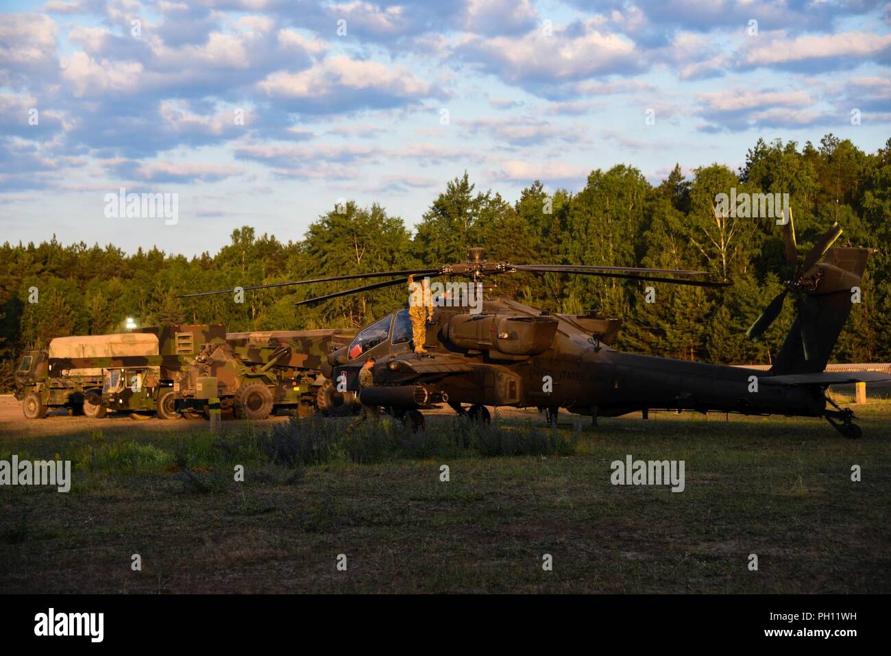 Stati Uniti Soldati con il dodicesimo combattere la Brigata aerea (12 Cabina) preparare il AH-64 Apache e CH-47 elicotteri Chinook per il decollo da Zagan area formazione, Zagan, Polonia, 21 giugno 2018. La cabina 12 ha completato la Saber Strike 2018 esercizi ed è sulla strada del ritorno negli Stati Uniti. Presidio militare di Ansbach, dove la brigata è di stanza. Foto Stock