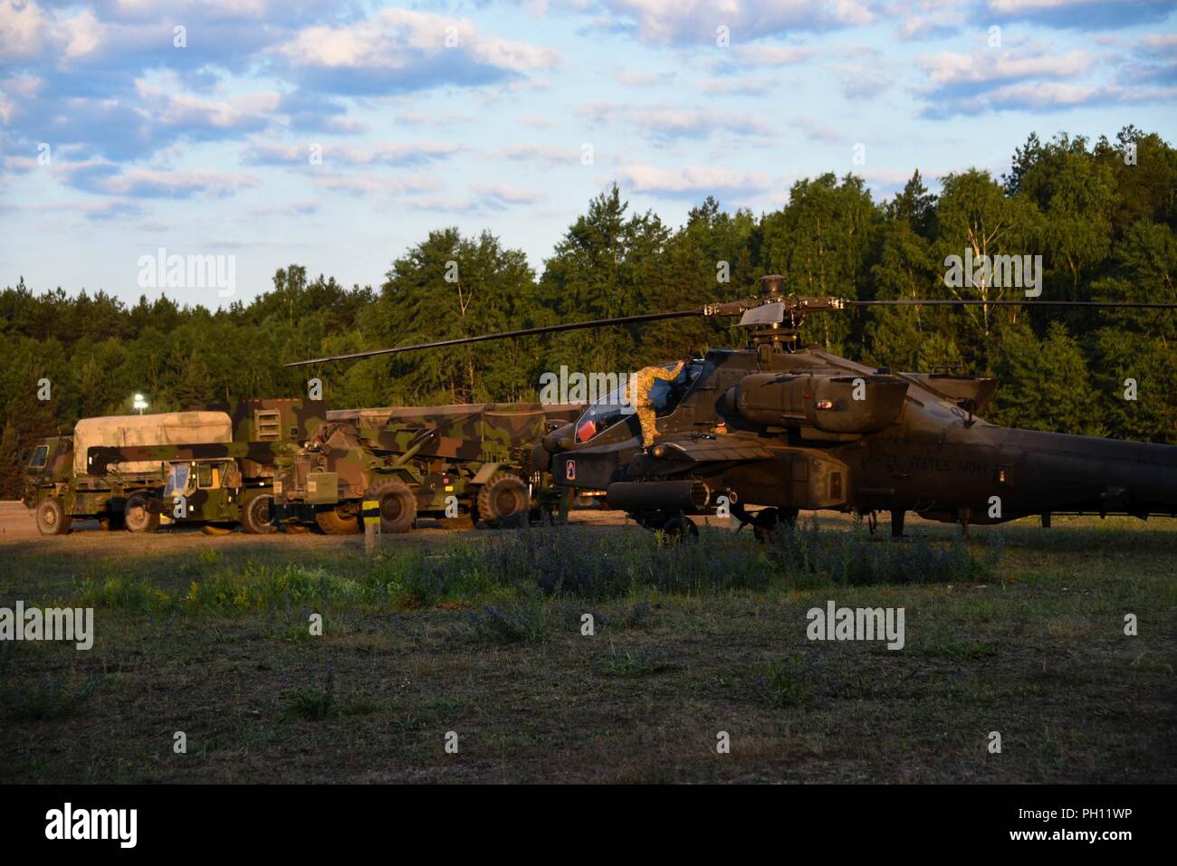 Stati Uniti Soldati con il dodicesimo combattere la Brigata aerea (12 Cabina) preparare il AH-64 Apache e CH-47 elicotteri Chinook per il decollo da Zagan area formazione, Zagan, Polonia, 21 giugno 2018. La cabina 12 ha completato la Saber Strike 2018 esercizi ed è sulla strada del ritorno negli Stati Uniti. Presidio militare di Ansbach, dove la brigata è di stanza. Foto Stock