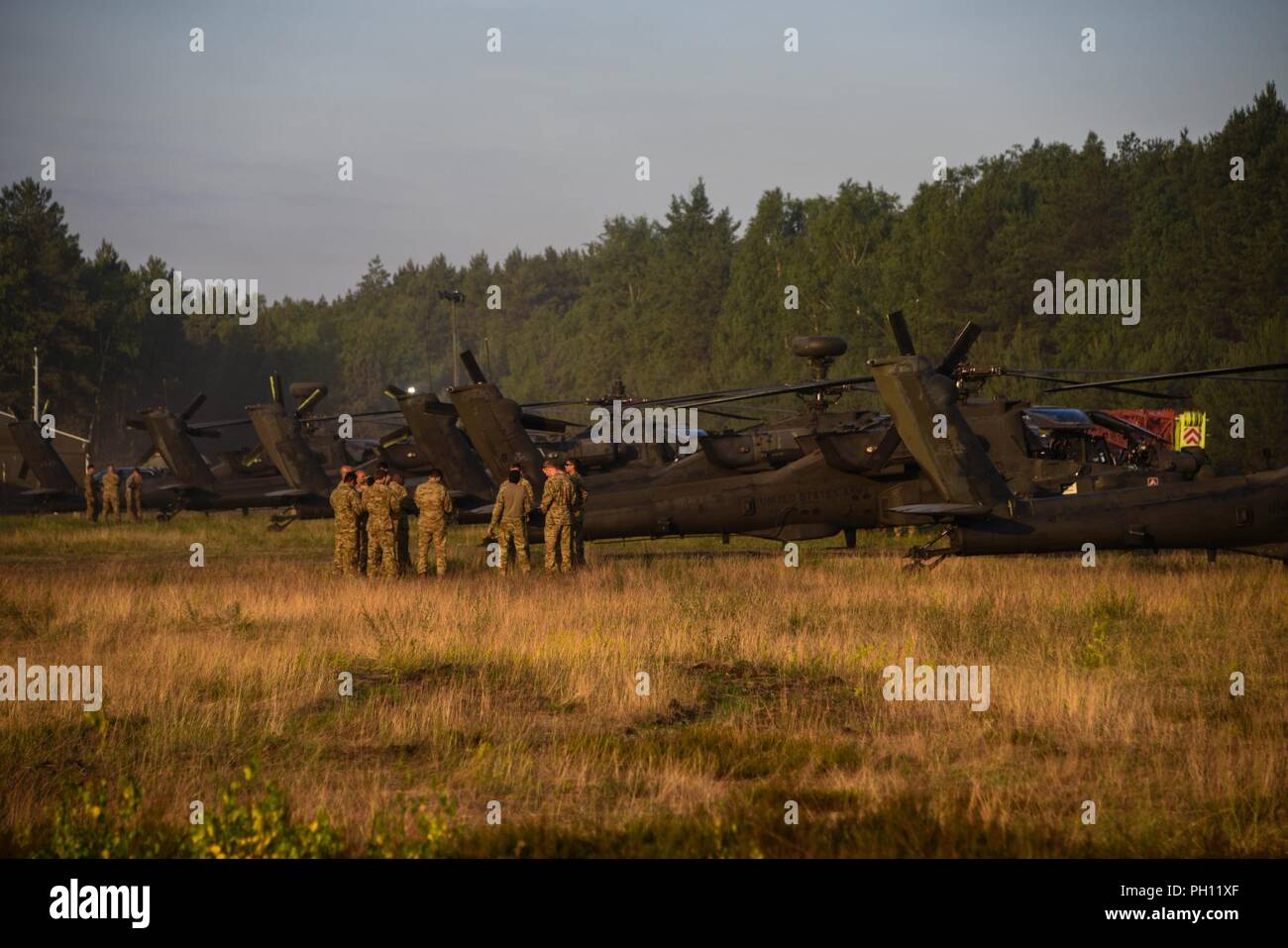 Stati Uniti Soldati con il dodicesimo combattere la Brigata aerea (12 Cabina) preparare il AH-64 Apache e CH-47 elicotteri Chinook per il decollo da Zagan area formazione, Zagan, Polonia, 21 giugno 2018. La cabina 12 ha completato la Saber Strike 2018 esercizi ed è sulla strada del ritorno negli Stati Uniti. Presidio militare di Ansbach, dove la brigata è di stanza. Foto Stock