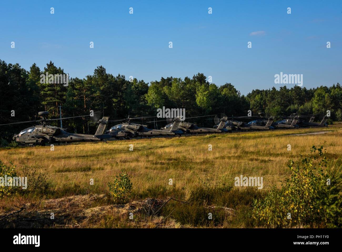 Stati Uniti Soldati con il dodicesimo combattere la Brigata aerea (12 Cabina) preparare il AH-64 Apache e CH-47 elicotteri Chinook per il decollo da Zagan area formazione, Zagan, Polonia, 21 giugno 2018. La cabina 12 ha completato la Saber Strike 2018 esercizi ed è sulla strada del ritorno negli Stati Uniti. Presidio militare di Ansbach, dove la brigata è di stanza. Foto Stock