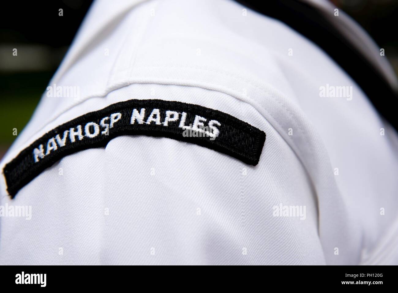 La Normandia, Francia (19 giugno 2018) Stati Uniti Ospedale Navale di Napoli la guardia d'onore si erge a attenzione all'inizio del servizio funebre per Radioman 2a classe Giulio "Henry" Pieper in Normandia Cimitero Americano. Henry Pieper e suo fratello gemello, Radioman 2a classe Ludwig "Louie" Pieper, sono stati entrambi uccisi quando la loro nave, lo sbarco Nave cisterna (LST) 523, colpì una mina subacquea al largo delle coste della Francia il 19 giugno 1944. Louie's resti sono stati trovati subito, ma Henry's rimane non erano identificati fino al dicembre 2017. La famiglia ha chiesto che Henry essere sepolto in Normandia accanto al fratello. Foto Stock