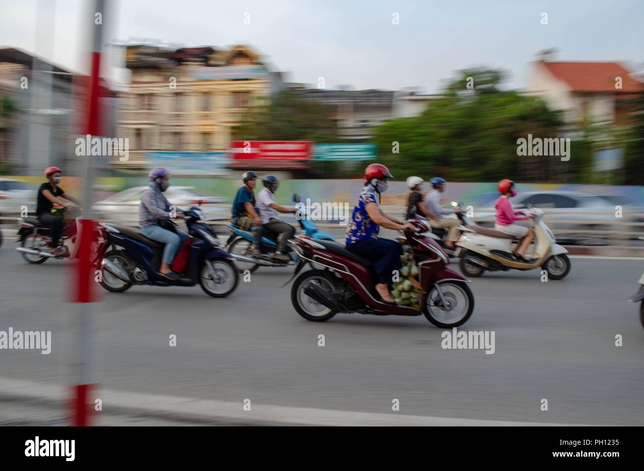 Moto sulle strade di Hanoi, Vietnam Foto Stock