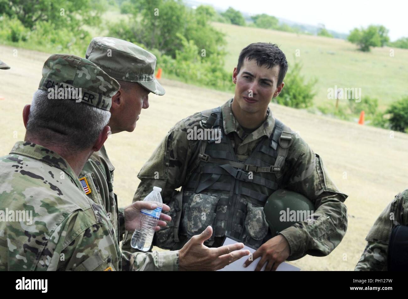 Candidato ufficiale di Colin Lauenroth di Creta, Nebraska, ascolta la briga. Gen. Kevin Lyons, Nebraska Esercito Nazionale Guardia componente terrestre commander, presso il Great Plains Training Center a Salina, Kansas Giugno 19, 2018. Lione ha viaggiato per il sito di formazione di mentor e motivare il Nebraska candidati. Il sistema OCS corso è suddiviso in quattro fasi oltre tredici mesi. La fase 0 e la fase 2 sono condotte a livello regionale Formazione Istituto situato presso il Camp Ashland, Nebraska, in un individuo praticare lo stato di formazione. La fase 1 è un due-settimana active-dovere dello stato di formazione corso condotto in Salina, Kans Foto Stock