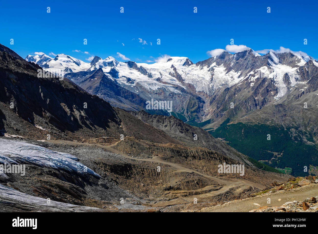 Alte cime Alpine dietro a Saas Fee visto dal Hohsaas funivia sopra Saas Grund, Svizzera Foto Stock