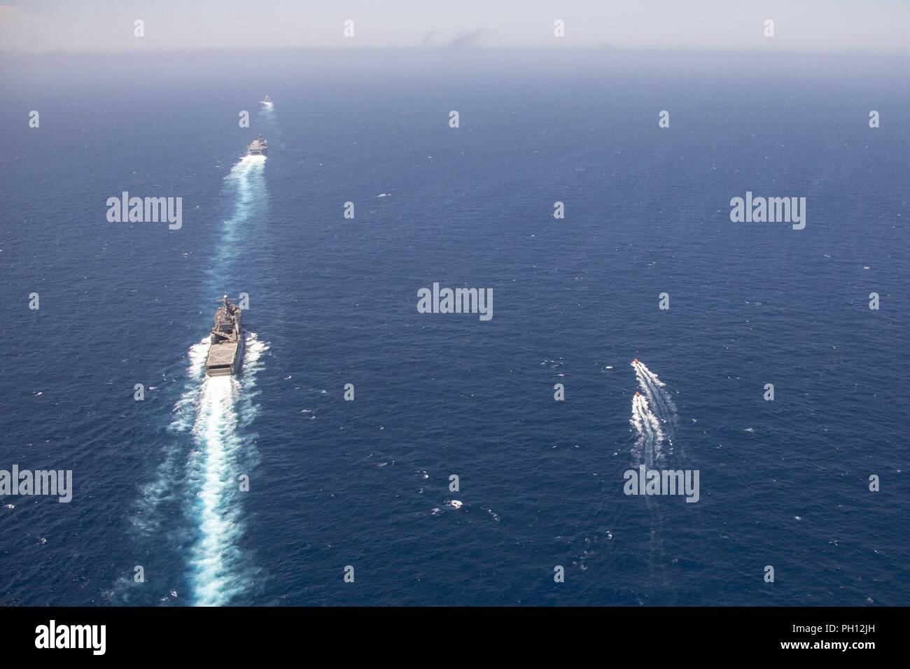 Oceano atlantico (24 giugno 2018) simulato attacco rapido approccio artigianale il Kearsarge Amphibious Ready Group (ARG) durante una superficie Warfare Advanced Tactical Training (SWATT) esercizio. La Kearsarge ARG sta completando la marina militare del primo East Coast ARG SWATT esercizio. SWATT è guidato dalla superficie navale e il mio combattimento Centro di sviluppo ed è progettato per aumentare la competenza combattimento, letalità, e l'interoperabilità delle unità partecipanti. Foto Stock