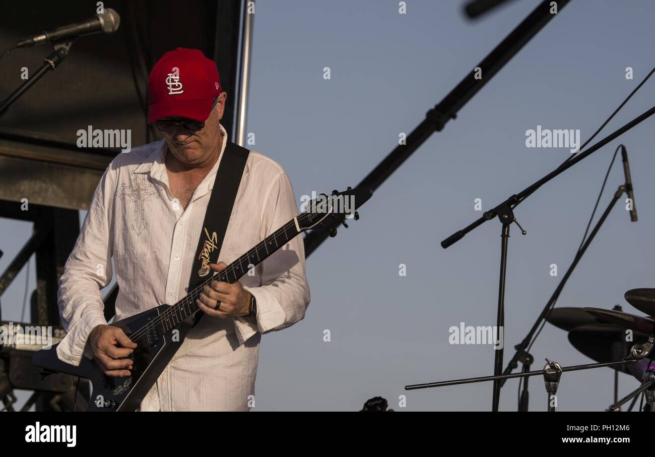 Chiamata per incendio, un paese e classic rock band, esegue durante la libertà Fest, Giugno 22, 2018 a Hurlburt Field, Fla. libertà Fest è un evento annuale progettato per costruire la flessibilità in campo Hurlburt, la maggior base distribuita nella Air Force, concentrandosi sulla famiglia e gli amici mentre celebrava l'indipendenza del Paese. Foto Stock