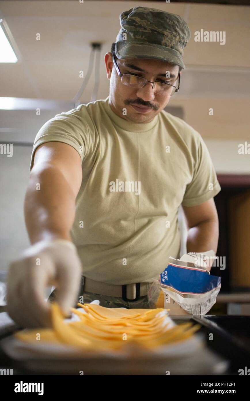 Il personale Sgt. Thoas Criger, un artigiano servizi dal Texas Air National Guard's 136forza squadrone di supporto, delinea le fette di formaggio a servire con il pranzo del 20 giugno 2018, ad uno di quattro-sanitaria cliniche nella parte orientale del Kentucky. Membri della Air National Guard e U.S. Navy Reserve sono in conduzione il funzionamento Bobcat, che fornisce la salute militare-care truppe con formazione critica nel settore della logistica e delle operazioni sul campo fornendo benefici duraturi per la comunità civile. Cliniche non offrono alcun costo proiezioni medica; pulizie dentali, riempimenti e le estrazioni; visione esami e no-cost eyegla Foto Stock