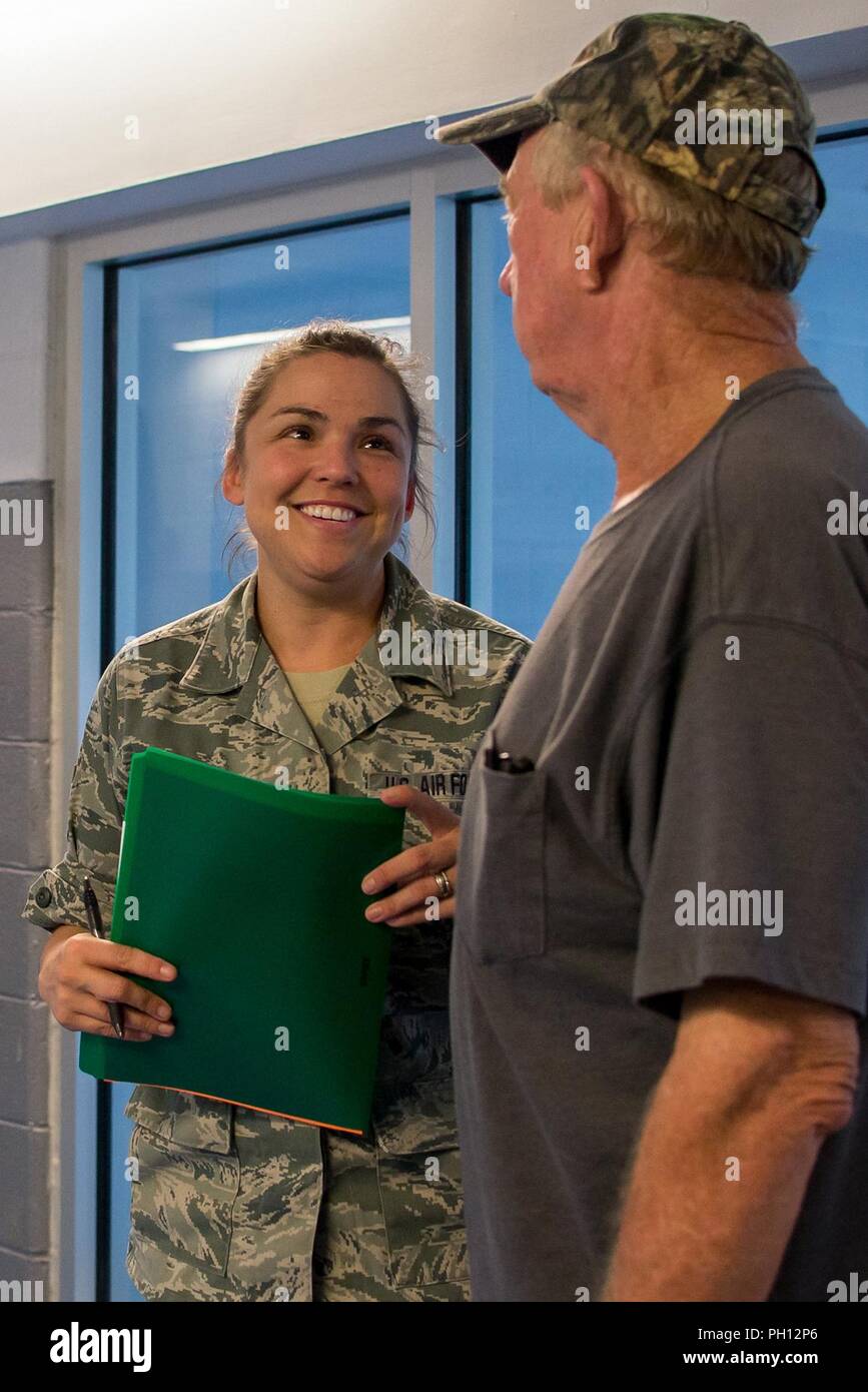 Master Sgt. Julie Brown, un medico tecnico dal Texas Air National Guard's 136Medical Group, guida il paziente verso il suo prossimo arresto del 20 giugno 2018, ad uno di quattro-sanitaria cliniche nella parte orientale del Kentucky. Membri della Air National Guard e U.S. Navy Reserve sono in conduzione il funzionamento Bobcat, che fornisce la salute militare-care truppe con formazione critica nel settore della logistica e delle operazioni sul campo fornendo benefici duraturi per la comunità civile. Cliniche non offrono alcun costo proiezioni medica; pulizie dentali, riempimenti e le estrazioni; visione esami e nessun costo di occhiali. Foto Stock