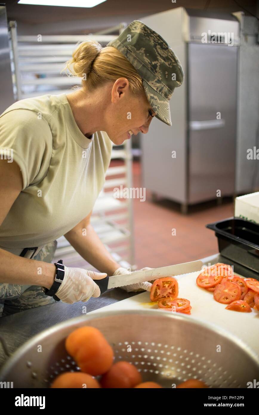 Airman 1. Classe Leilani Kohles, un apprendista servizi dal Texas Air National Guard's 136forza squadrone di supporto, fette i pomodori a servire con il pranzo del 20 giugno 2018, ad uno di quattro-sanitaria cliniche nella parte orientale del Kentucky. Membri della Air National Guard e U.S. Navy Reserve sono in conduzione il funzionamento Bobcat, che fornisce la salute militare-care truppe con formazione critica nel settore della logistica e delle operazioni sul campo fornendo benefici duraturi per la comunità civile. Cliniche non offrono alcun costo proiezioni medica; pulizie dentali, riempimenti e le estrazioni; visione esami e nessun costo di occhiali da vista Foto Stock