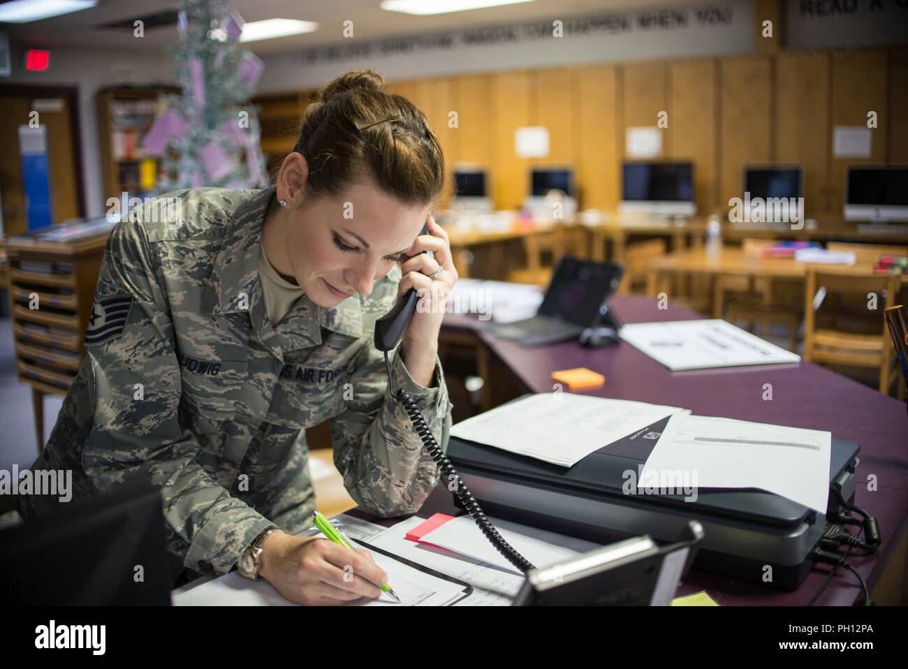 Tech. Sgt. Robin Ludwig, un health services administrator dal Texas Air National Guard's 136Medical Group, registra i dati da un altro sito del 20 giugno 2018, ad uno di quattro-sanitaria cliniche nella parte orientale del Kentucky. Membri della Air National Guard e U.S. Navy Reserve sono in conduzione il funzionamento Bobcat, che fornisce la salute militare-care truppe con formazione critica nel settore della logistica e delle operazioni sul campo fornendo benefici duraturi per la comunità civile. Cliniche non offrono alcun costo proiezioni medica; pulizie dentali, riempimenti e le estrazioni; visione esami e nessun costo di occhiali. Foto Stock