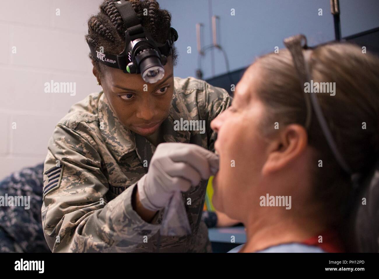 Tech. Sgt. Tambria Pritchett, un odontotecnico dal Texas Air National Guard's 136Medical Group, ispeziona i denti di un paziente 20 giugno 2018, ad uno di quattro-sanitaria cliniche nella parte orientale del Kentucky. Membri della Air National Guard e U.S. Navy Reserve sono in conduzione il funzionamento Bobcat, che fornisce la salute militare-care truppe con formazione critica nel settore della logistica e delle operazioni sul campo fornendo benefici duraturi per la comunità civile. Cliniche non offrono alcun costo proiezioni medica; pulizie dentali, riempimenti e le estrazioni; visione esami e nessun costo di occhiali. Foto Stock