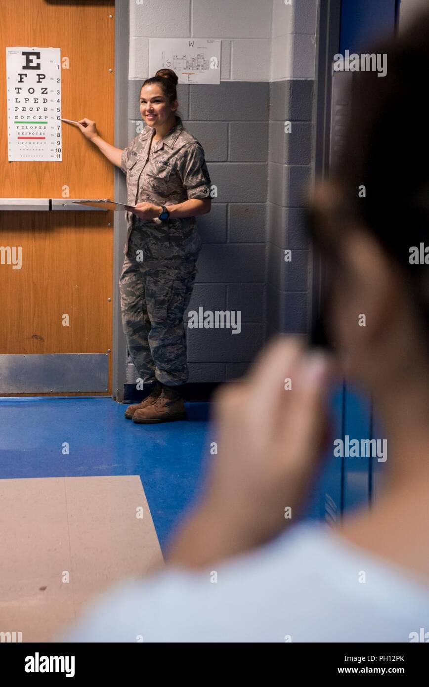Master Sgt. Julie Brown, un medico tecnico dal Texas Air National Guard's 136Medical Group, prove di un paziente la visione del 21 giugno 2018, ad uno di quattro-sanitaria cliniche nella parte orientale del Kentucky. Membri della Air National Guard e U.S. Navy Reserve sono in conduzione il funzionamento Bobcat, che fornisce la salute militare-care truppe con formazione critica nel settore della logistica e delle operazioni sul campo fornendo benefici duraturi per la comunità civile. Cliniche non offrono alcun costo proiezioni medica; pulizie dentali, riempimenti e le estrazioni; visione esami e nessun costo di occhiali. Foto Stock