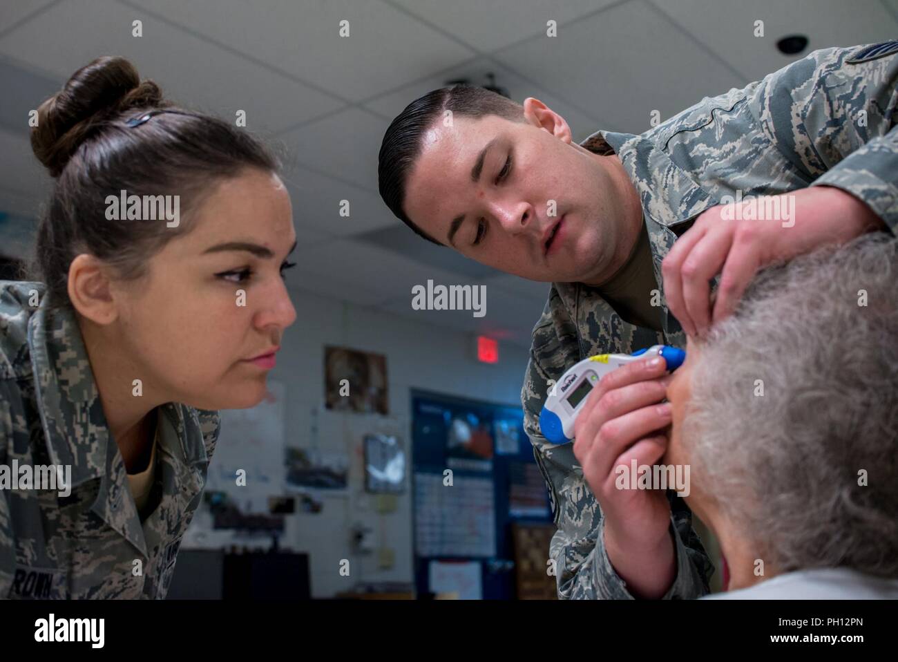 Master Sgt. Julie Brown e il personale Sgt. Michael Pate, entrambi i tecnici di Medico del Texas Air National Guard's 136Medical Group, prova un occhio del paziente pressione 21 giugno 2018, ad uno di quattro-sanitaria cliniche nella parte orientale del Kentucky. Membri della Air National Guard e U.S. Navy Reserve sono in conduzione il funzionamento Bobcat, che fornisce la salute militare-care truppe con formazione critica nel settore della logistica e delle operazioni sul campo fornendo benefici duraturi per la comunità civile. Cliniche non offrono alcun costo proiezioni medica; pulizie dentali, riempimenti e le estrazioni; visione esami e nessun costo Foto Stock