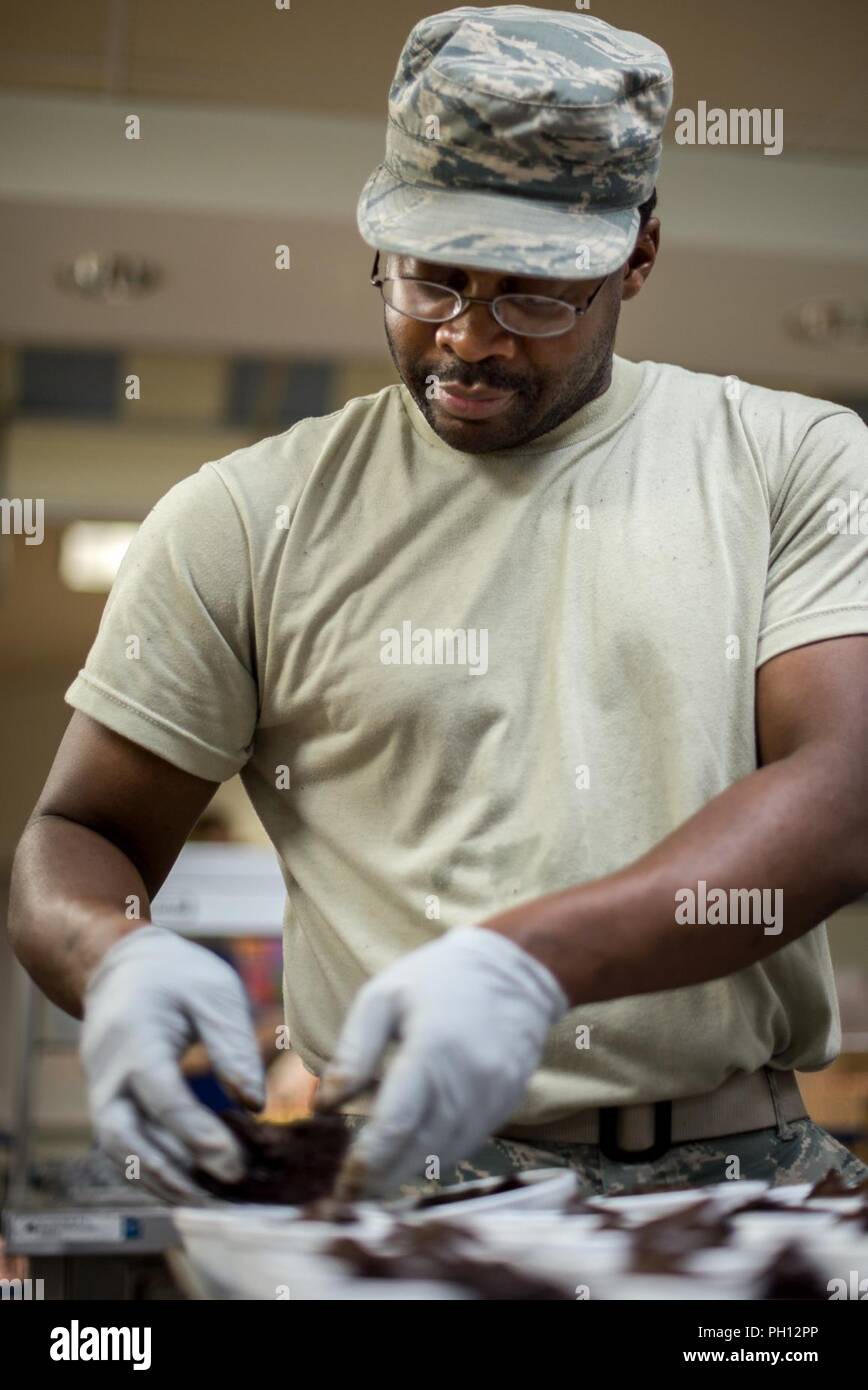 Airman 1. Classe Alfred Hicks, un apprendista servizi dal Texas Air National Guard's 136forza squadrone di supporto, prepara il dessert Giugno 21, 2018 a uno dei quattro-sanitaria cliniche nella parte orientale del Kentucky. Il personale dei servizi di supporto sono il personale medico per il funzionamento Bobcat, che fornisce la salute militare-care truppe con formazione critica nel settore della logistica e delle operazioni sul campo fornendo benefici duraturi per la comunità civile. Cliniche non offrono alcun costo proiezioni medica; pulizie dentali, riempimenti e le estrazioni; visione esami e nessun costo di occhiali. Foto Stock