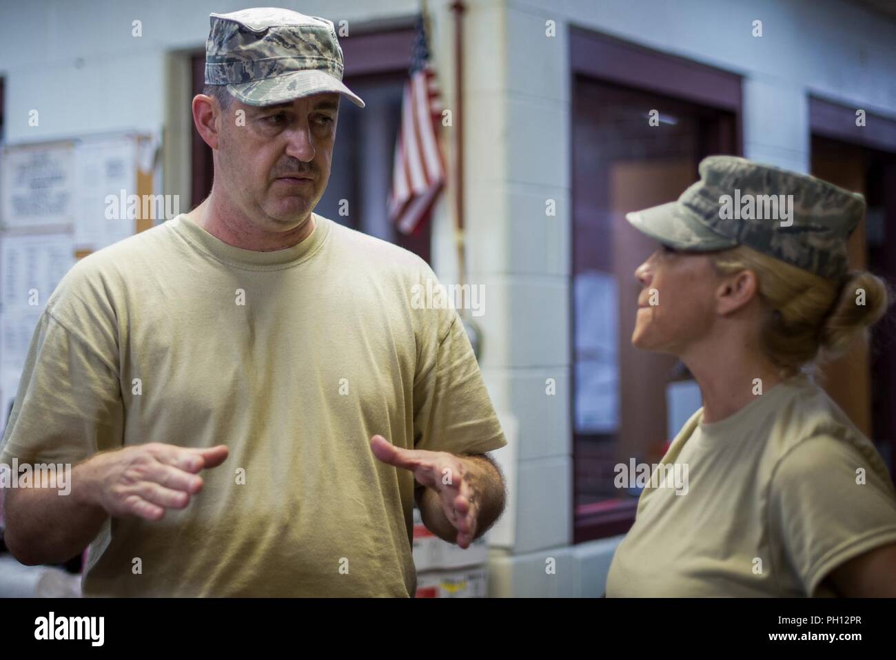 Master Sgt. Donald Berliner, un artigiano dei servizi con il Texas Air National Guard's 136forza squadrone di supporto, fornisce istruzioni per cena il 21 giugno 2018, ad uno di quattro-sanitaria cliniche nella parte orientale del Kentucky. Il personale dei servizi di supporto sono il personale medico per il funzionamento Bobcat, che fornisce la salute militare-care truppe con formazione critica nel settore della logistica e delle operazioni sul campo fornendo benefici duraturi per la comunità civile. Cliniche non offrono alcun costo proiezioni medica; pulizie dentali, riempimenti e le estrazioni; visione esami e nessun costo di occhiali. Foto Stock